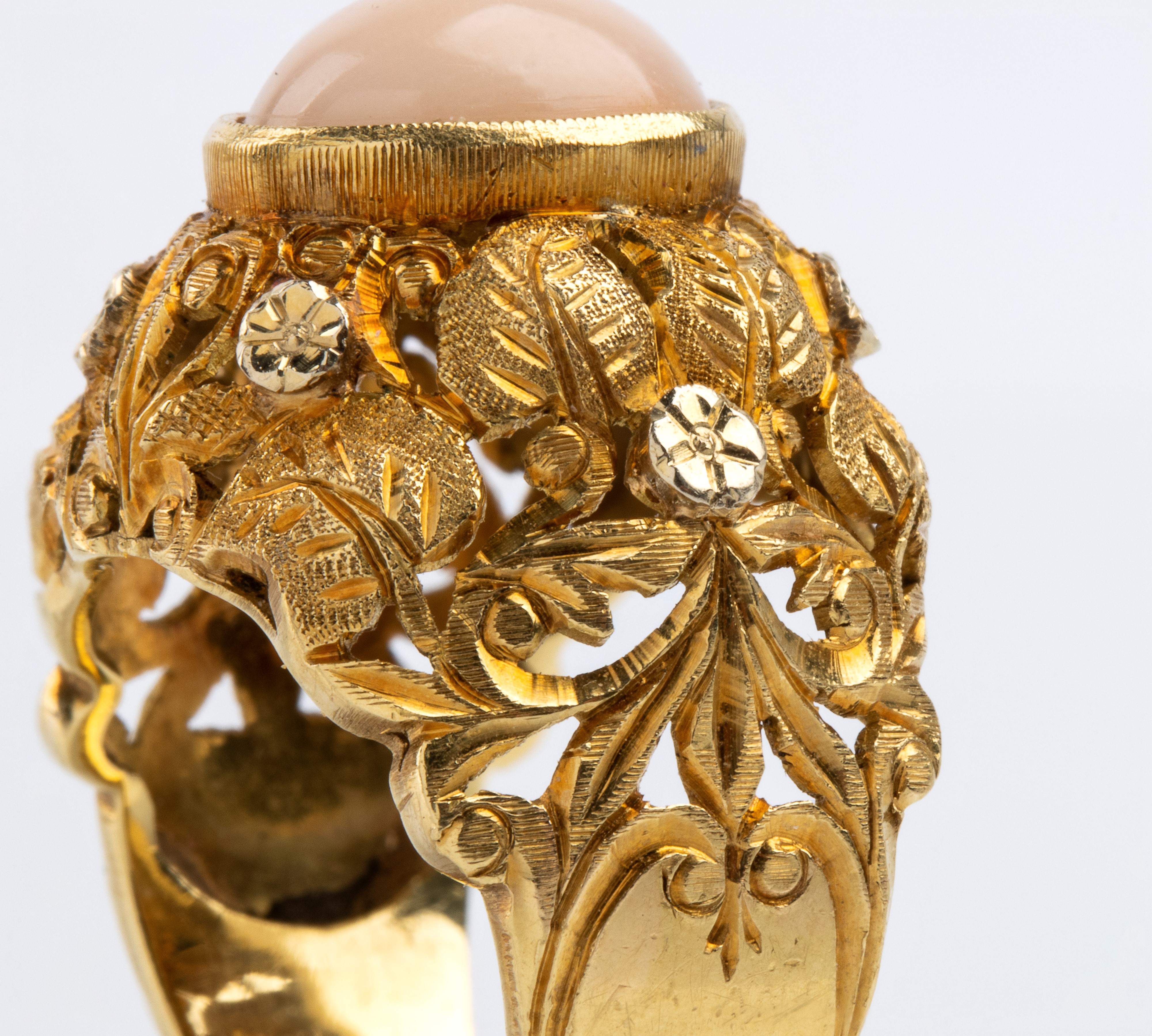 Demi-parure in oro 18k e corallo “pelle d’angelo”, Bracciale e anello (anni ’60)