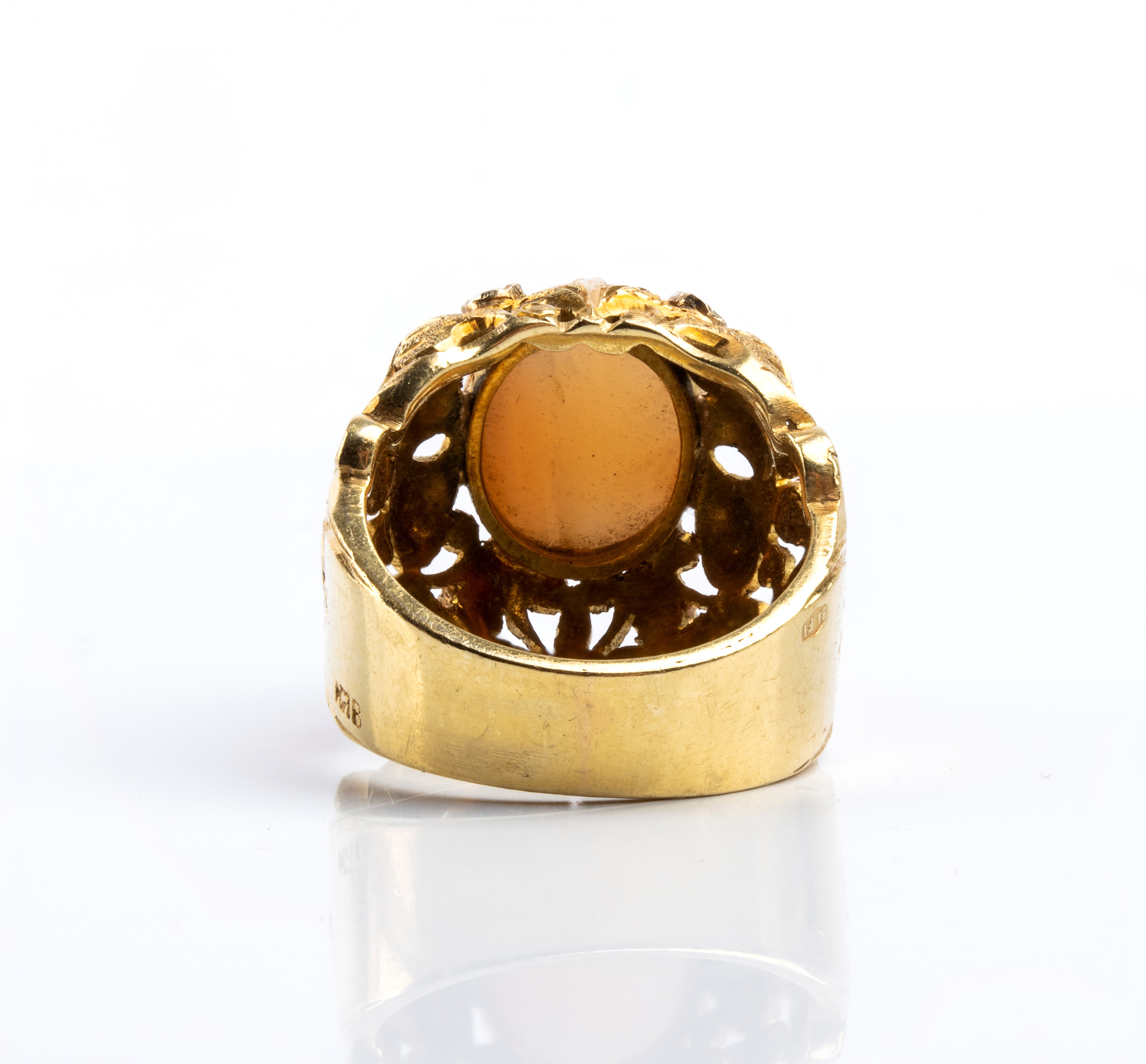 Demi-parure in oro 18k e corallo “pelle d’angelo”, Bracciale e anello (anni ’60)