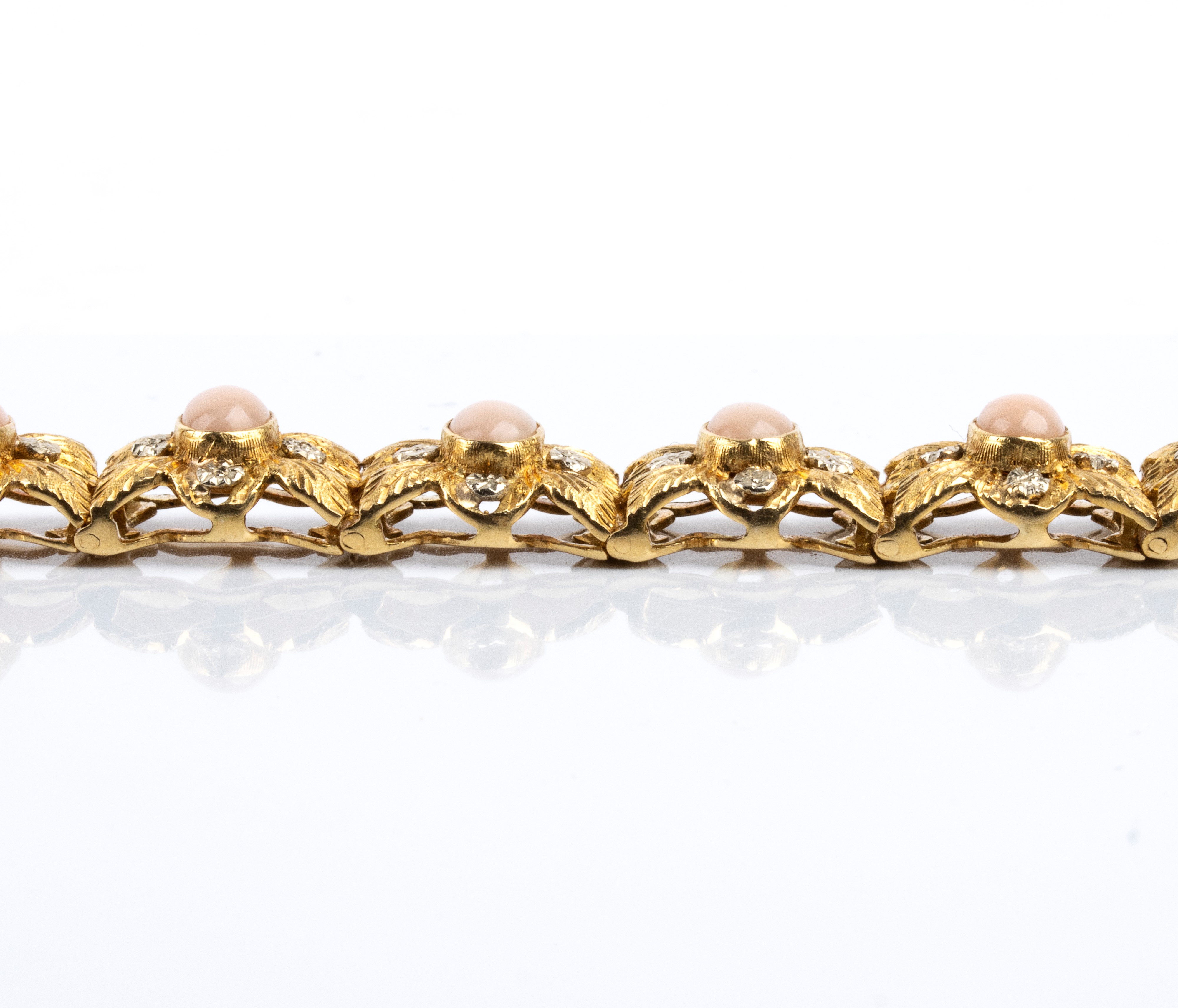 Demi-parure in oro 18k e corallo “pelle d’angelo”, Bracciale e anello (anni ’60)
