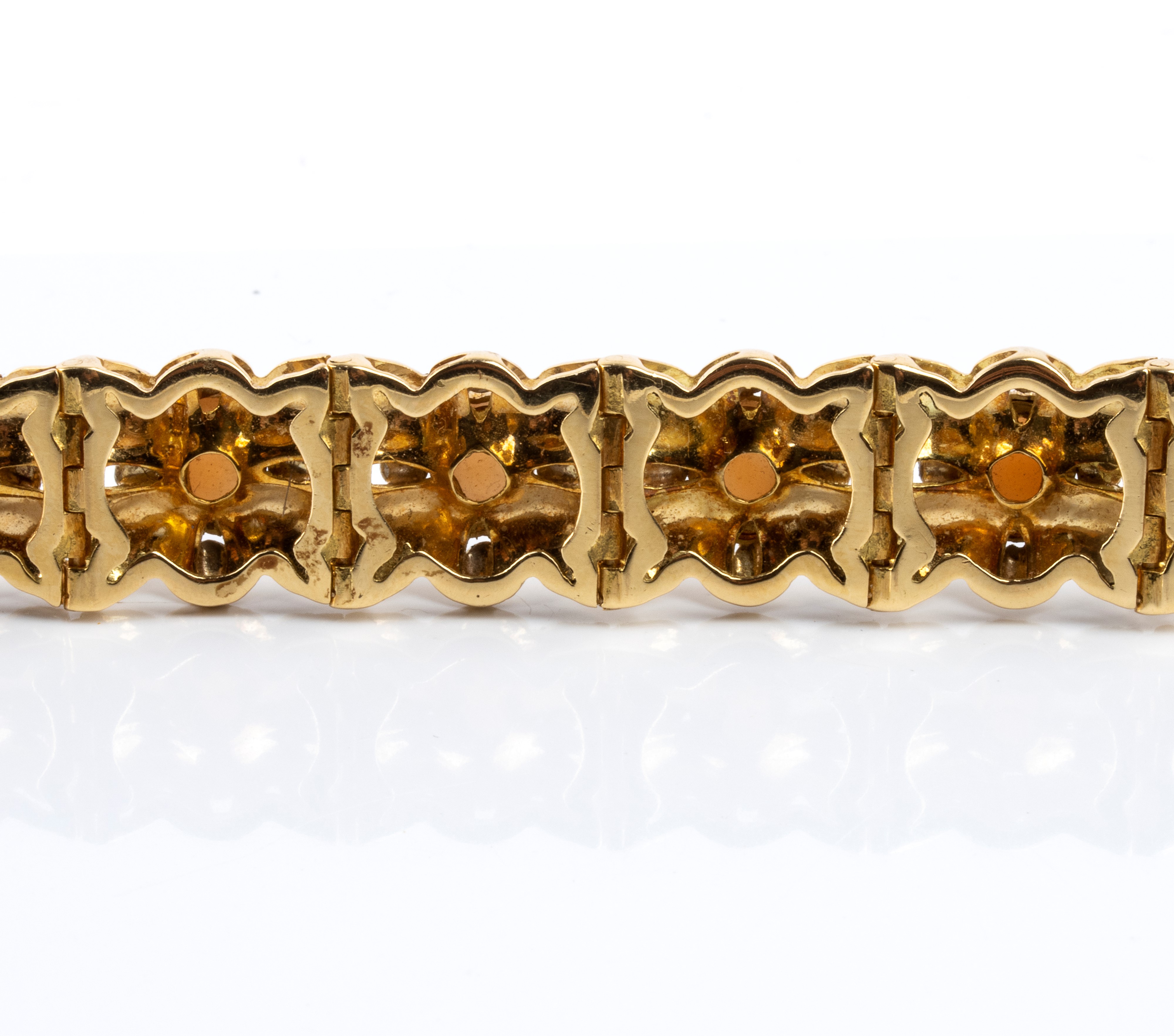 Demi-parure in oro 18k e corallo “pelle d’angelo”, Bracciale e anello (anni ’60)