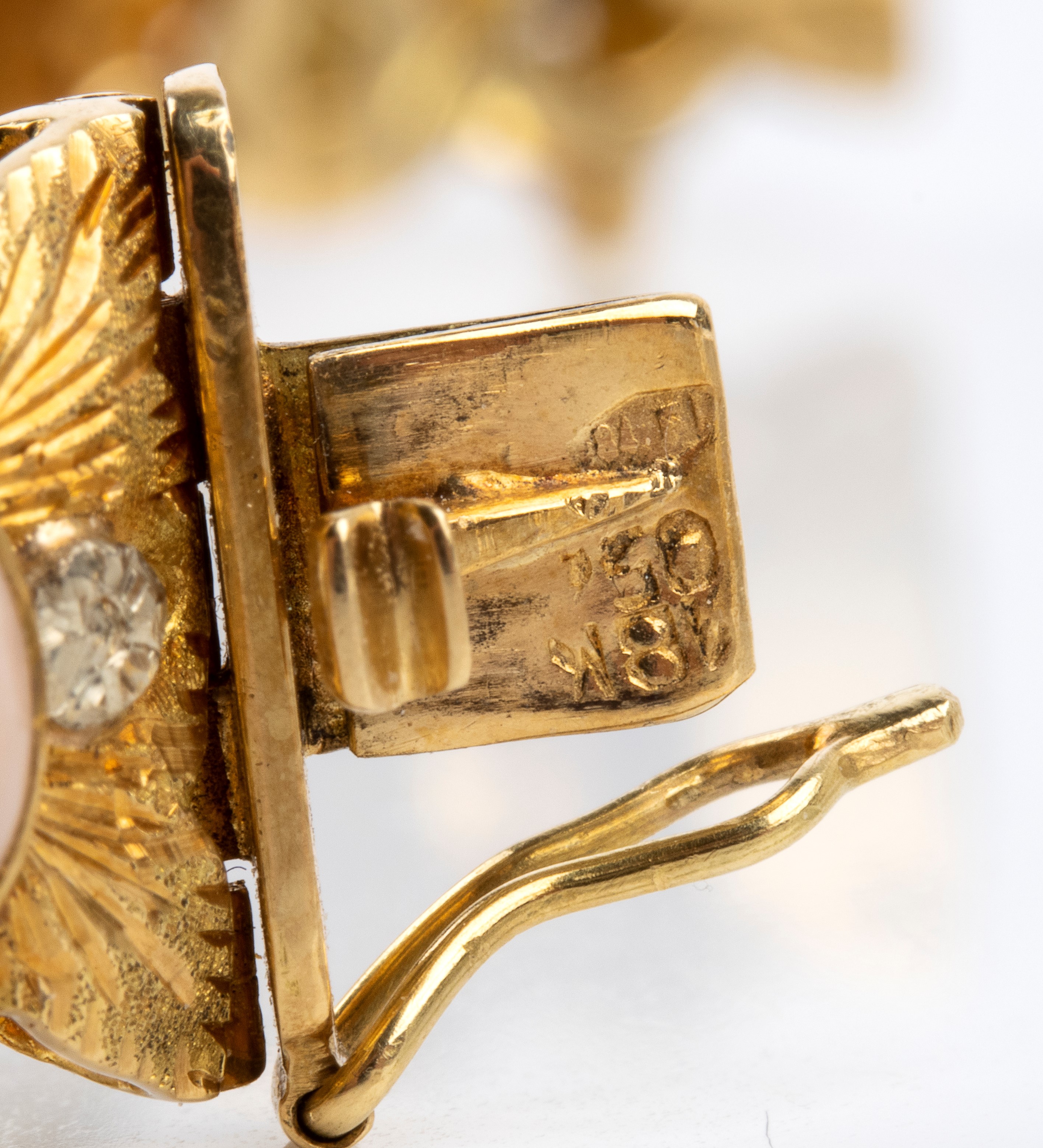 Demi-parure in oro 18k e corallo “pelle d’angelo”, Bracciale e anello (anni ’60)