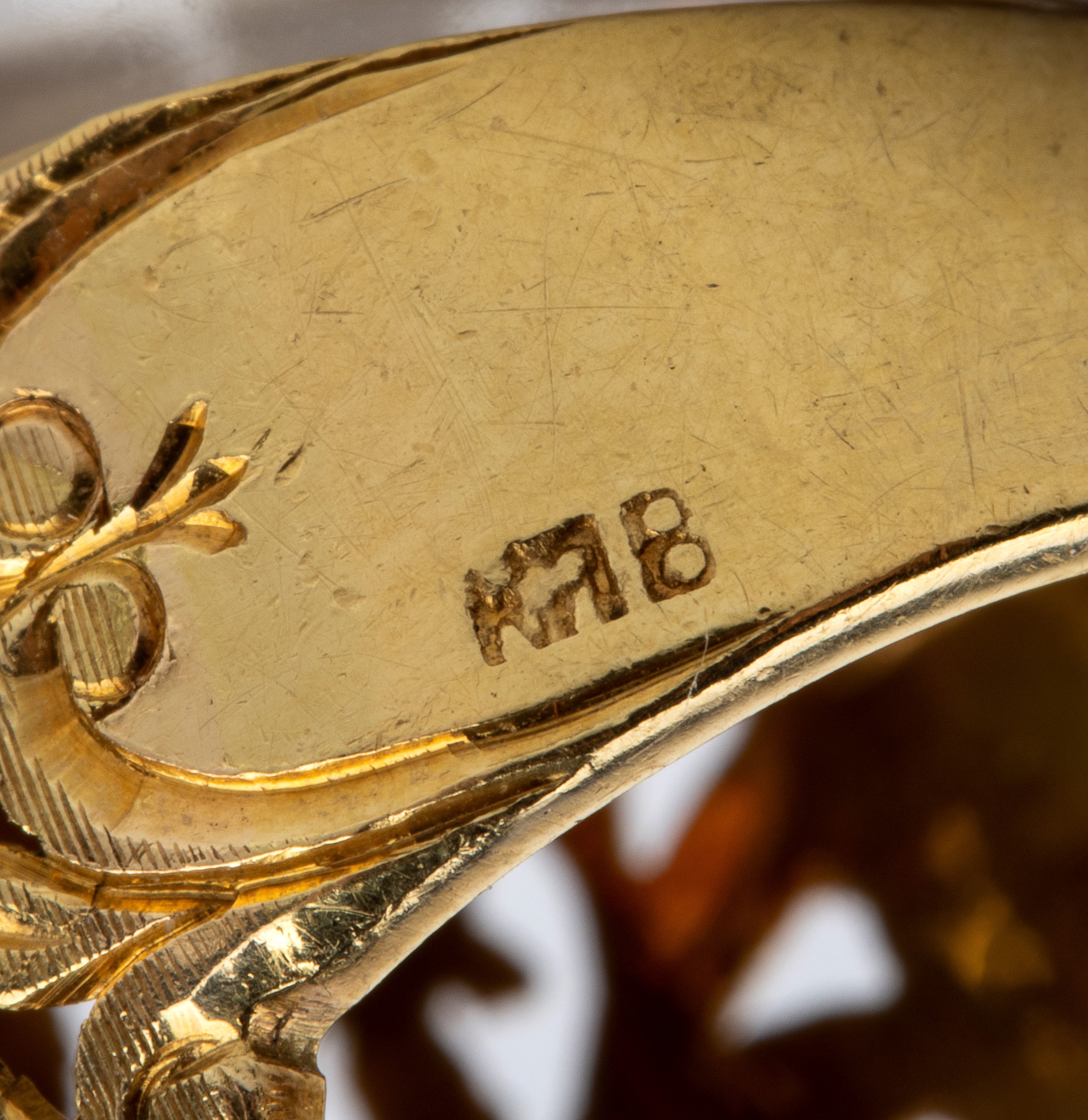 Demi-parure in oro 18k e corallo “pelle d’angelo”, Bracciale e anello (anni ’60)