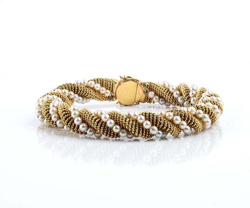 Bracciale in oro giallo 18k con motivo a torsade e perle coltivate d’acqua salata