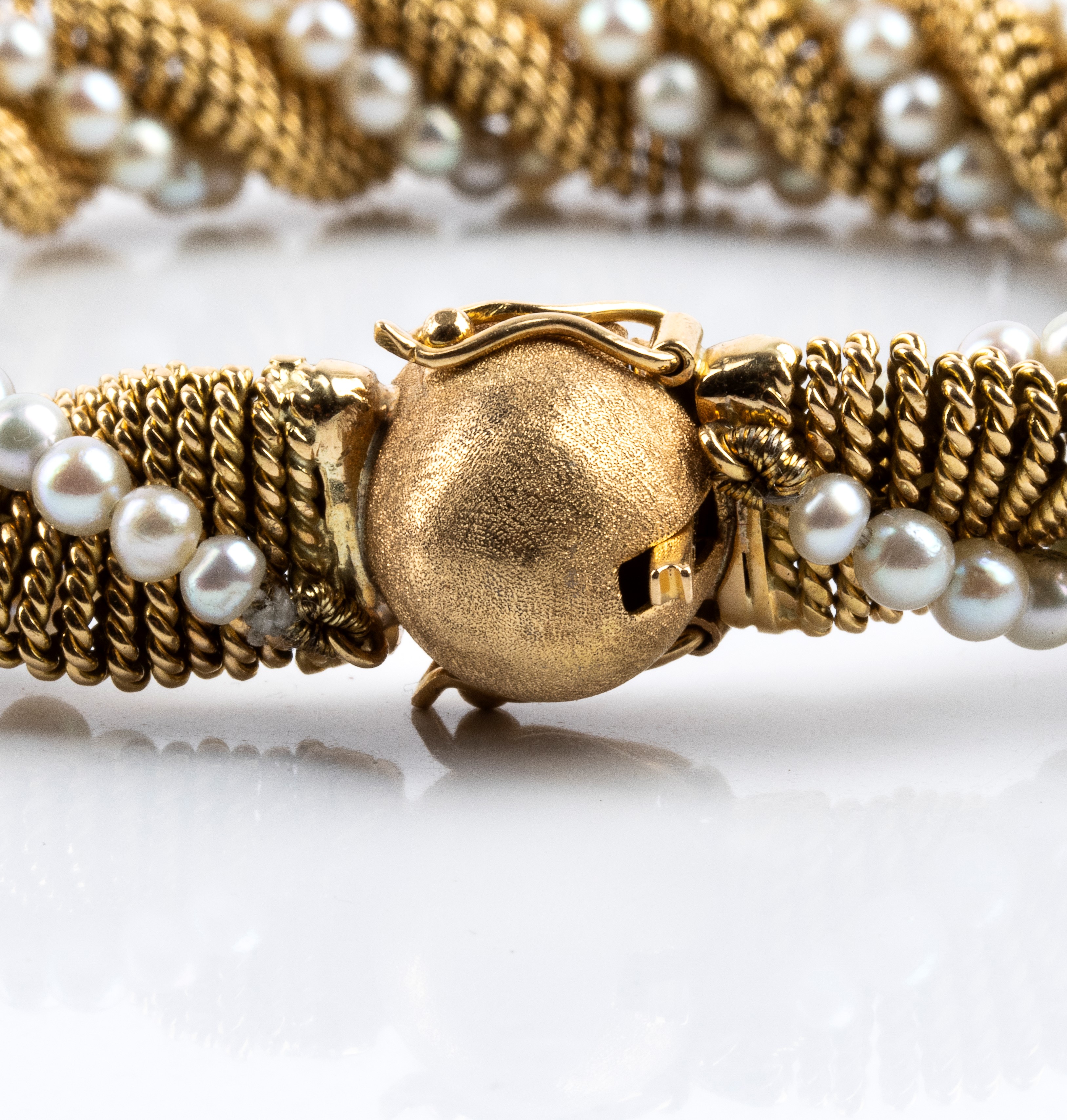 Bracciale in oro giallo 18k con motivo a torsade e perle coltivate d’acqua salata