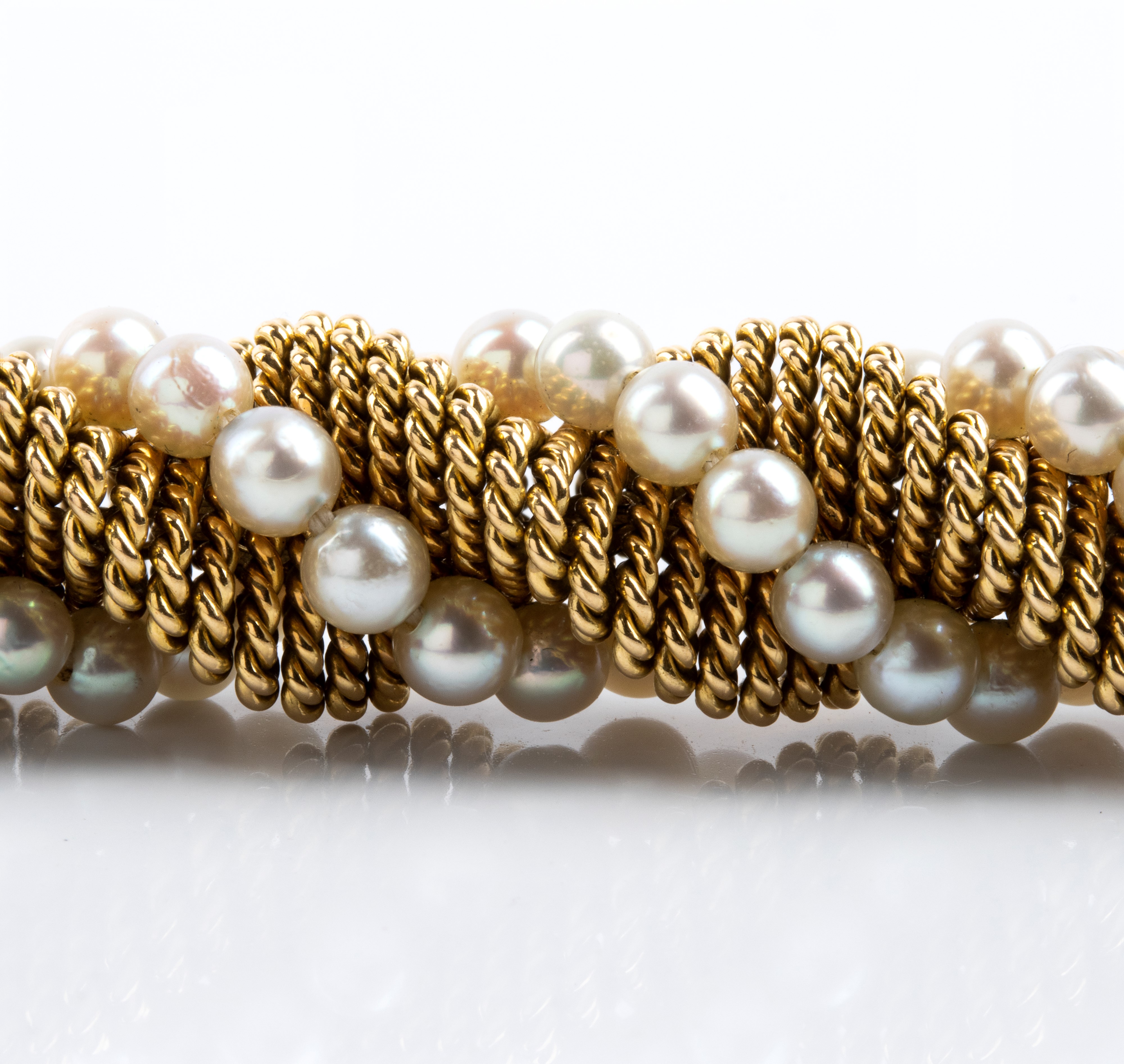 Bracciale in oro giallo 18k con motivo a torsade e perle coltivate d’acqua salata