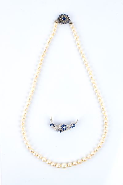 Collana e spilla in oro bianco 18k con perle coltivate, diamanti e zaffiri