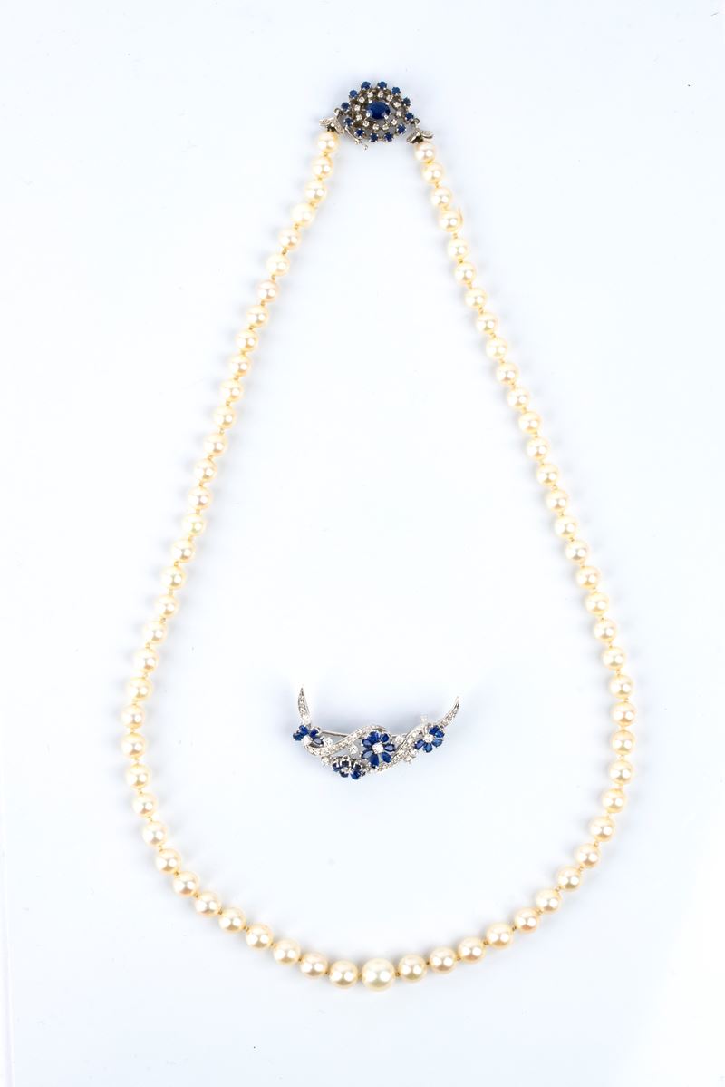 Collana e spilla in oro bianco 18k con perle coltivate, diamanti e zaffiri