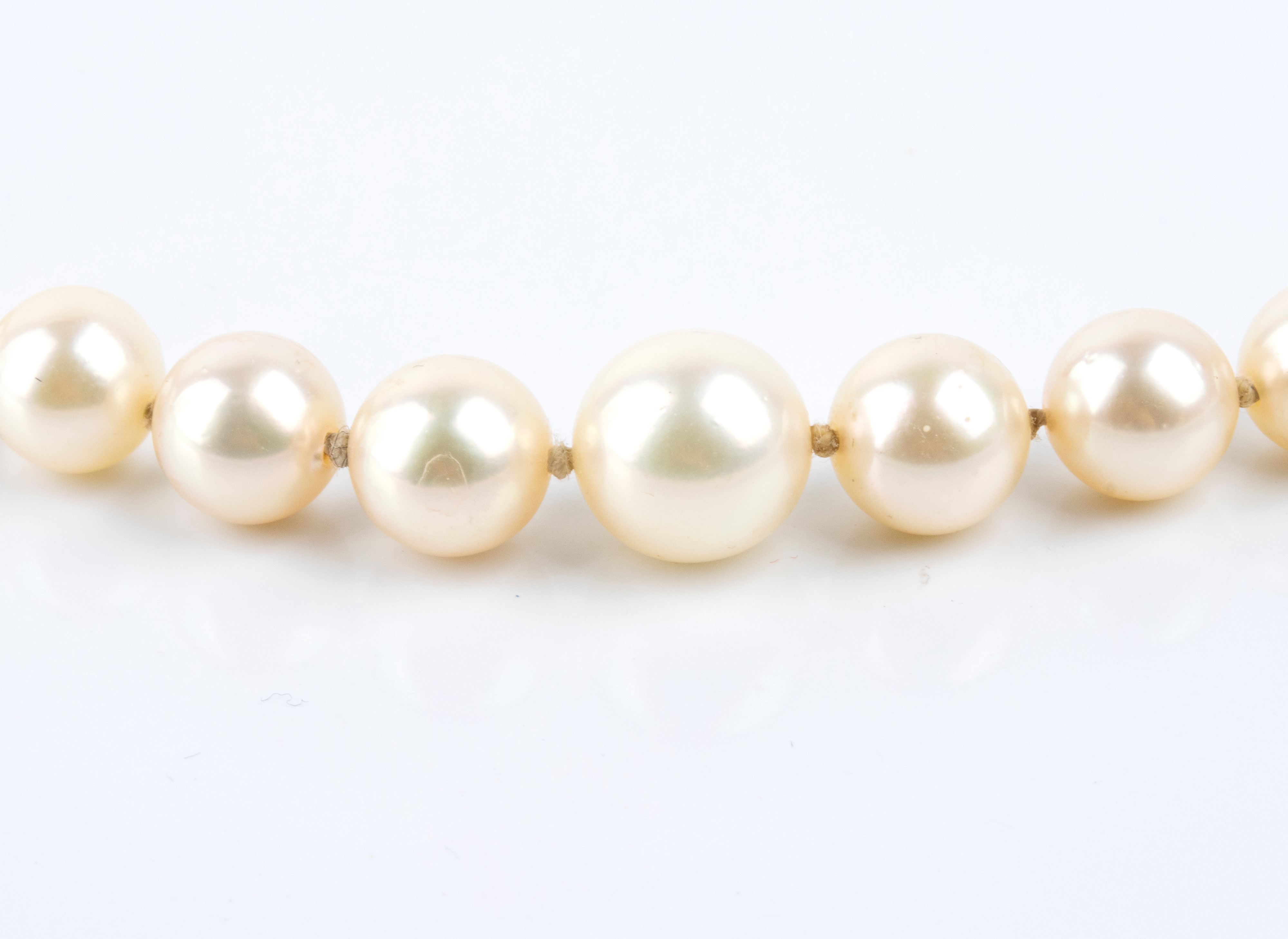 Collana e spilla in oro bianco 18k con perle coltivate, diamanti e zaffiri