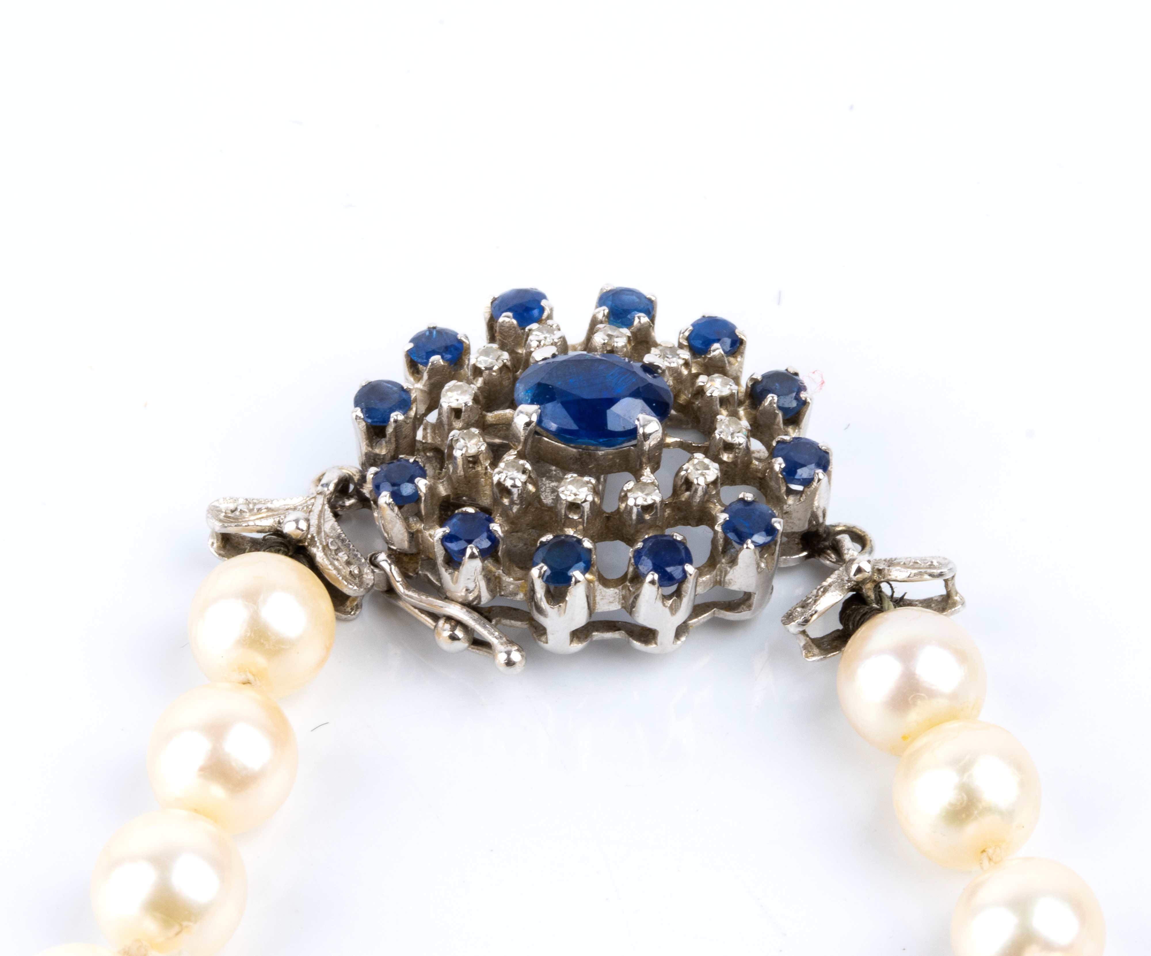 Collana e spilla in oro bianco 18k con perle coltivate, diamanti e zaffiri