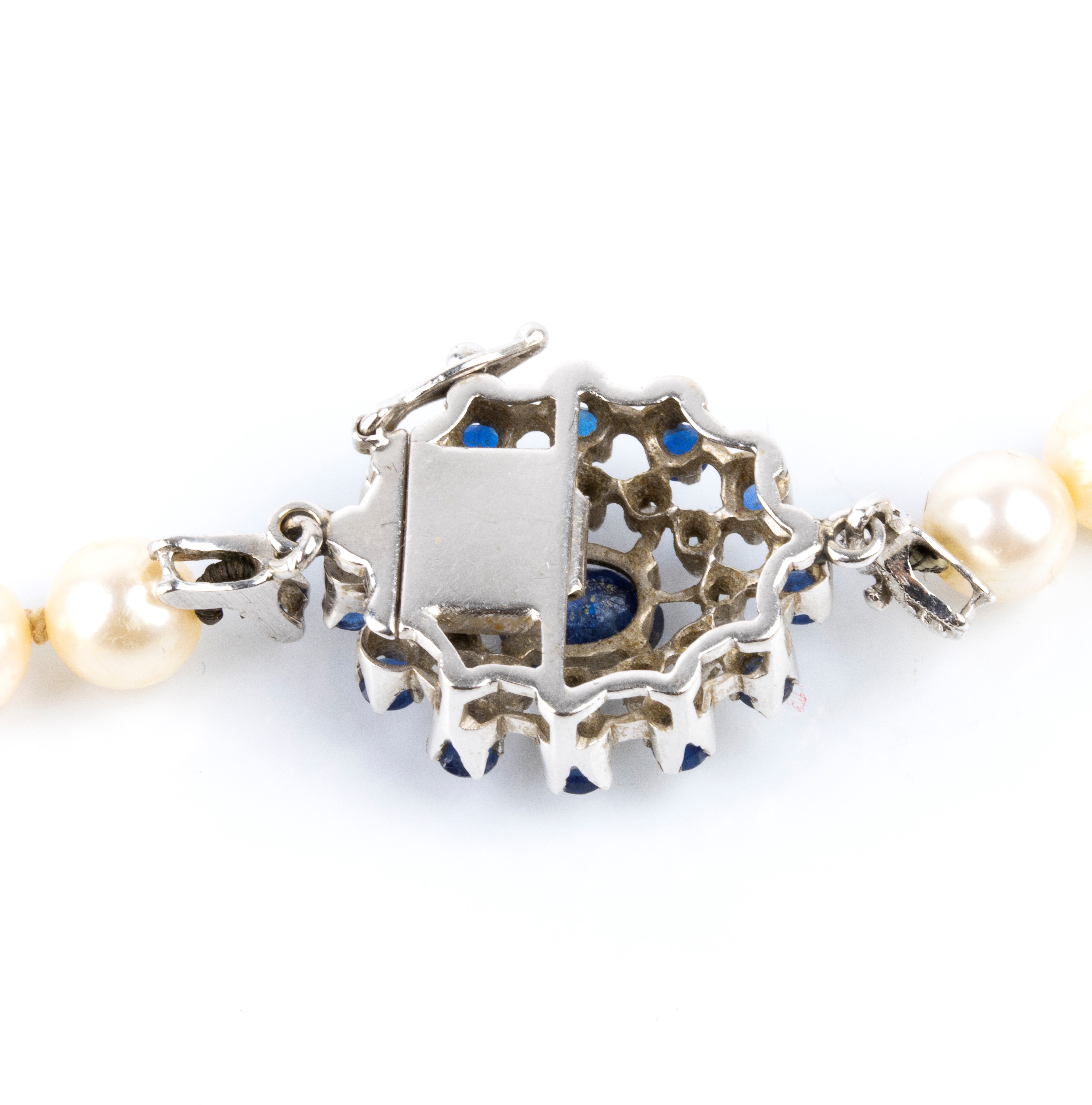 Collana e spilla in oro bianco 18k con perle coltivate, diamanti e zaffiri