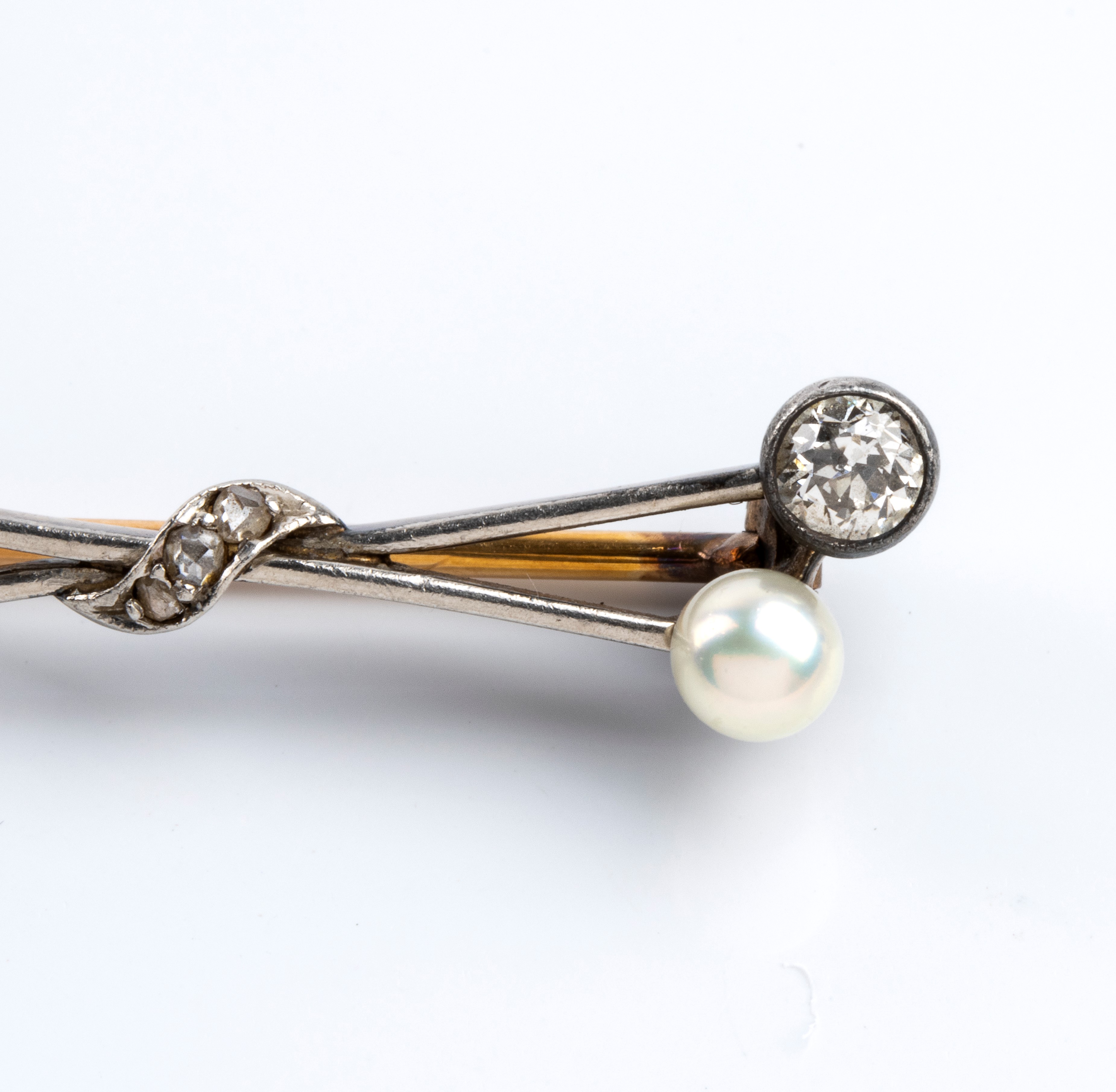 Spilla a barretta in oro e platino con diamanti e perle, anni '30