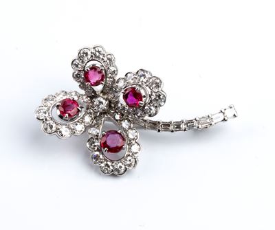 Spilla a fiore, oro bianco 18k, diamanti e rubini