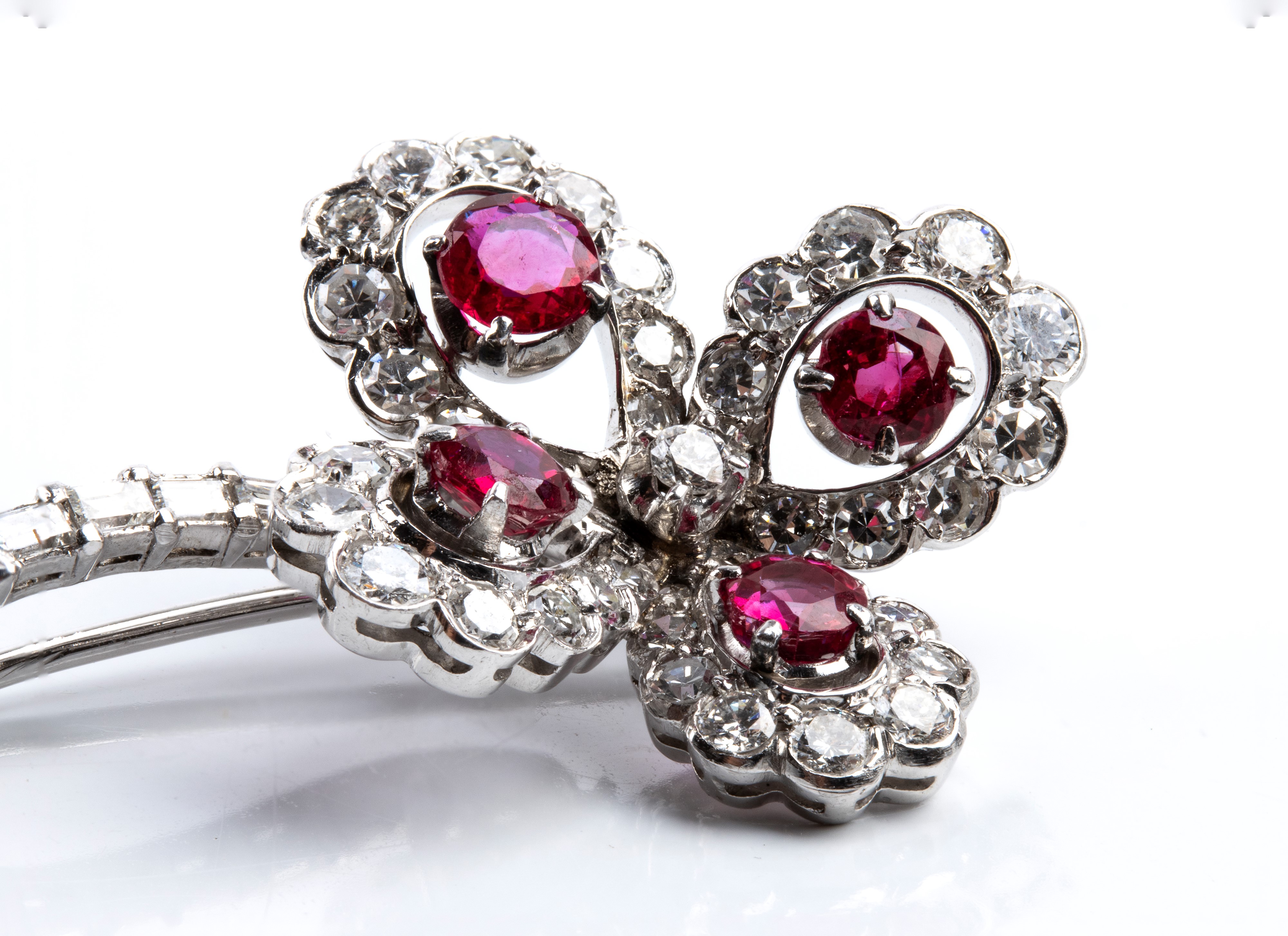 Spilla a fiore, oro bianco 18k, diamanti e rubini