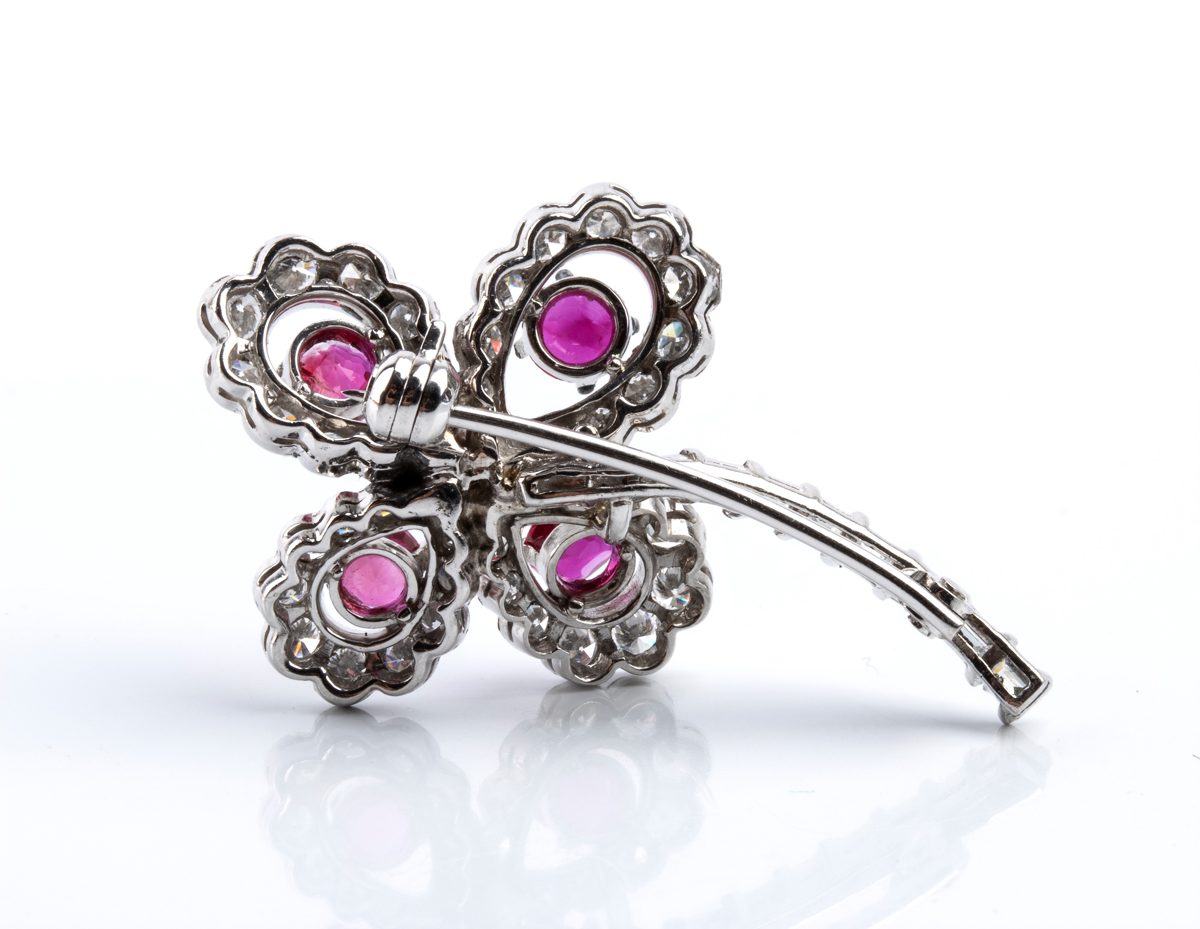 Spilla a fiore, oro bianco 18k, diamanti e rubini
