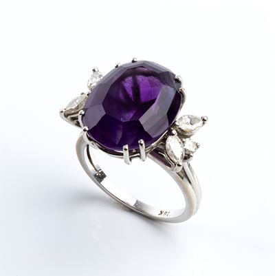 Anello in oro bianco 18k con ametista ovale e diamanti