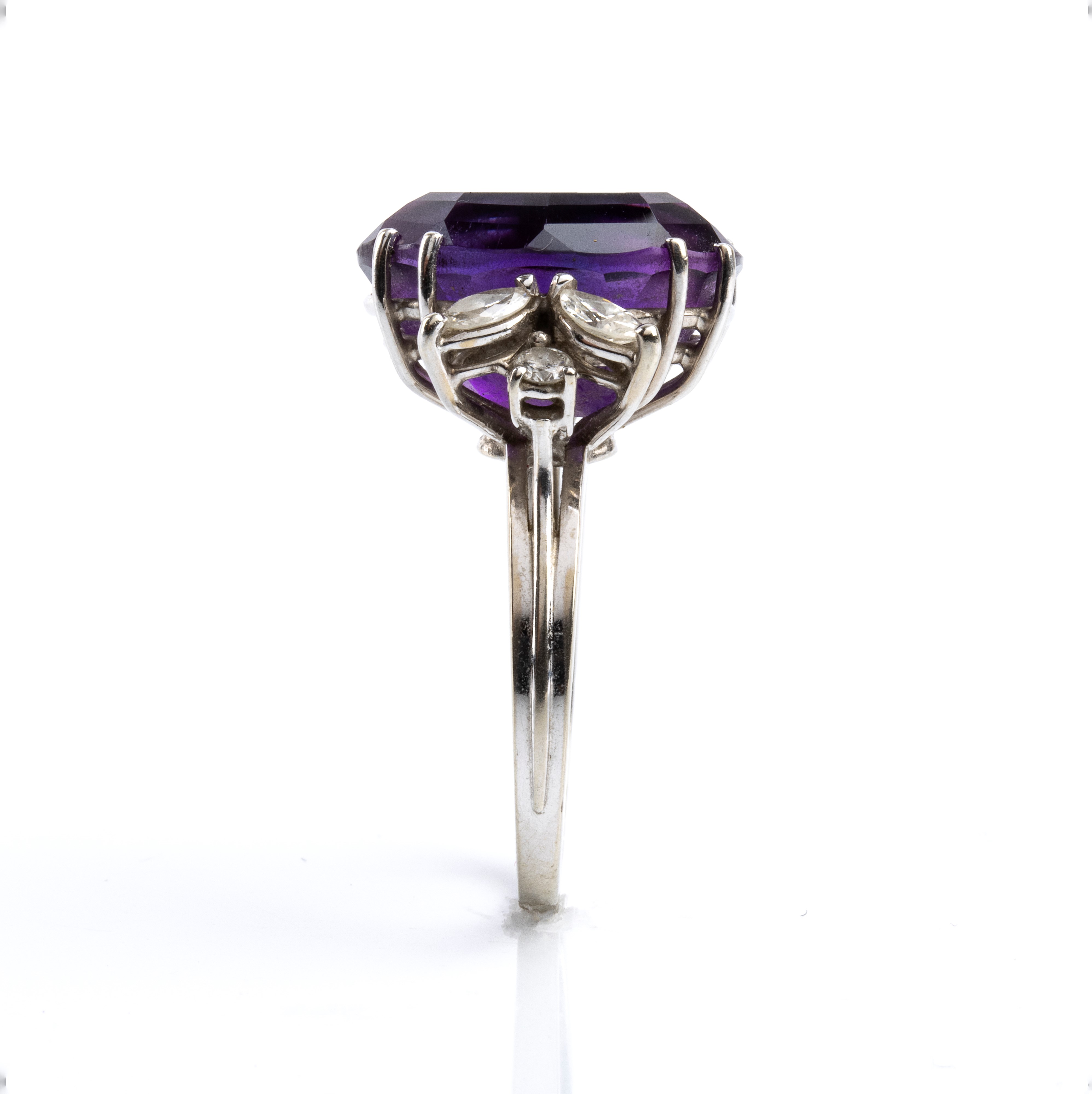 Anello in oro bianco 18k con ametista ovale e diamanti