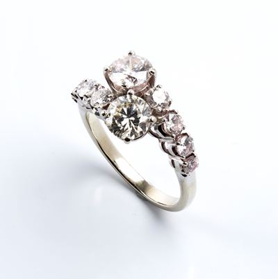 Anello in oro bianco con motivo contrarietré e diamanti, 18K circa