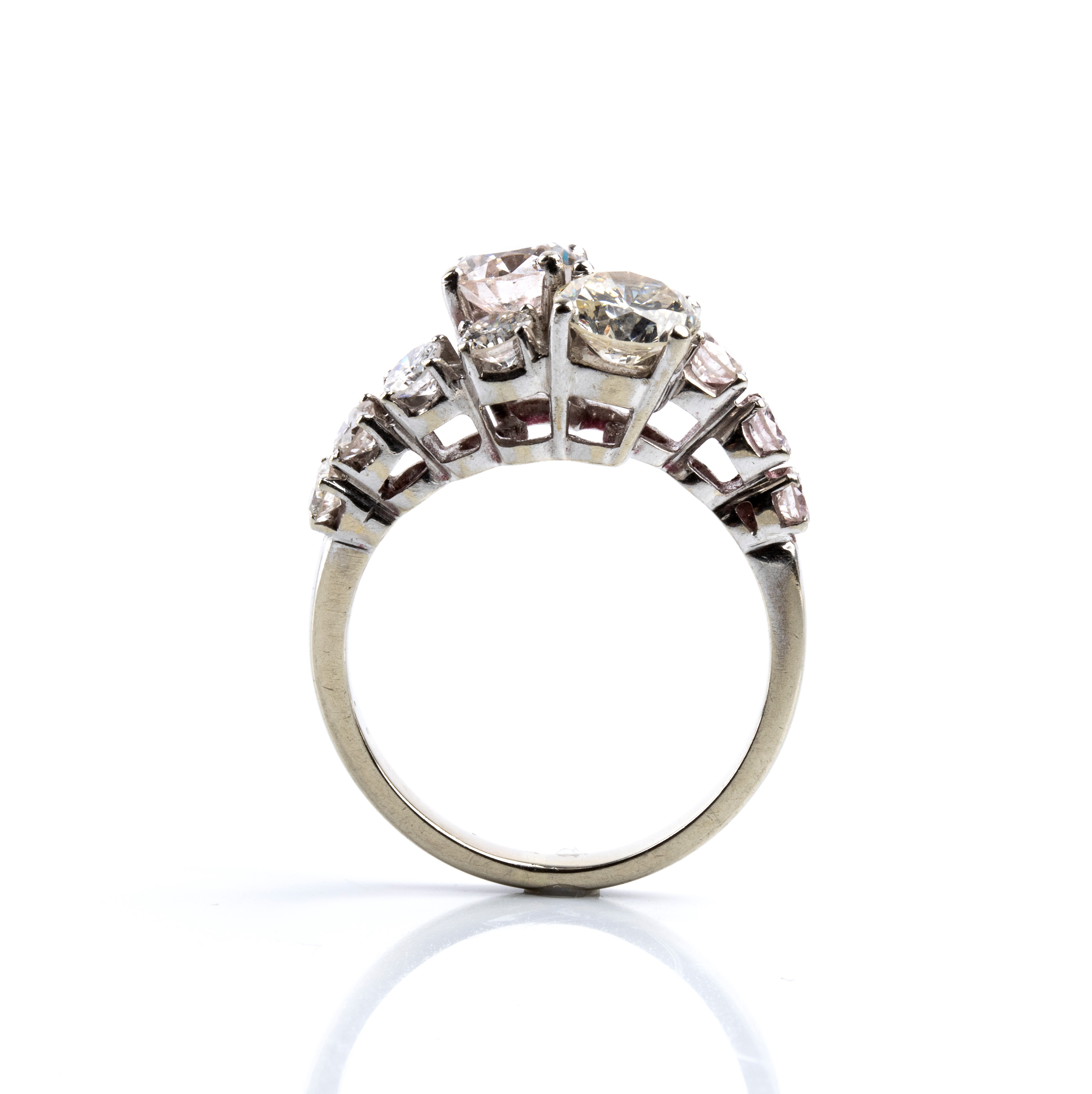 Anello in oro bianco con motivo contrarietré e diamanti, 18K circa