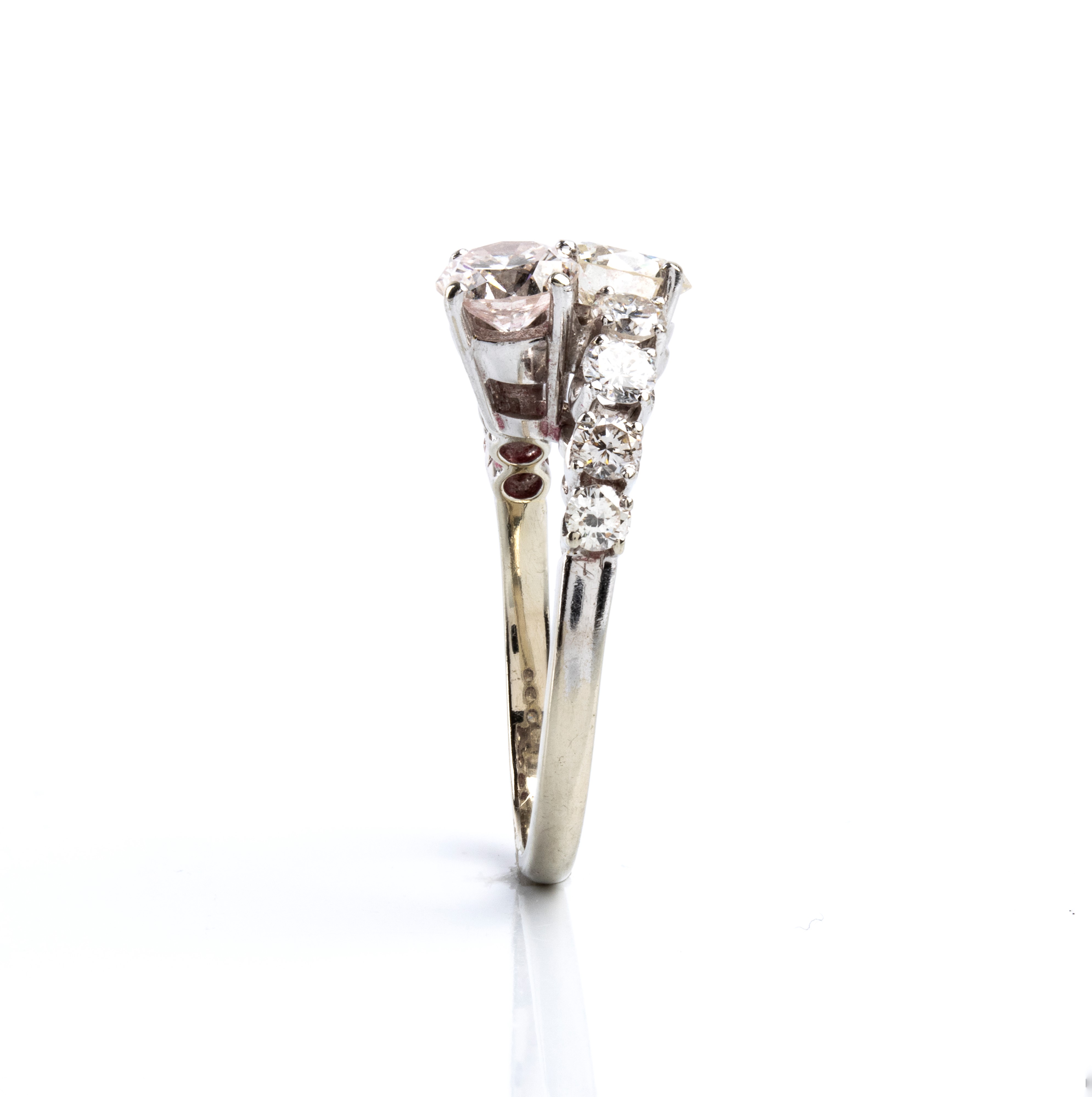 Anello in oro bianco con motivo contrarietré e diamanti, 18K circa