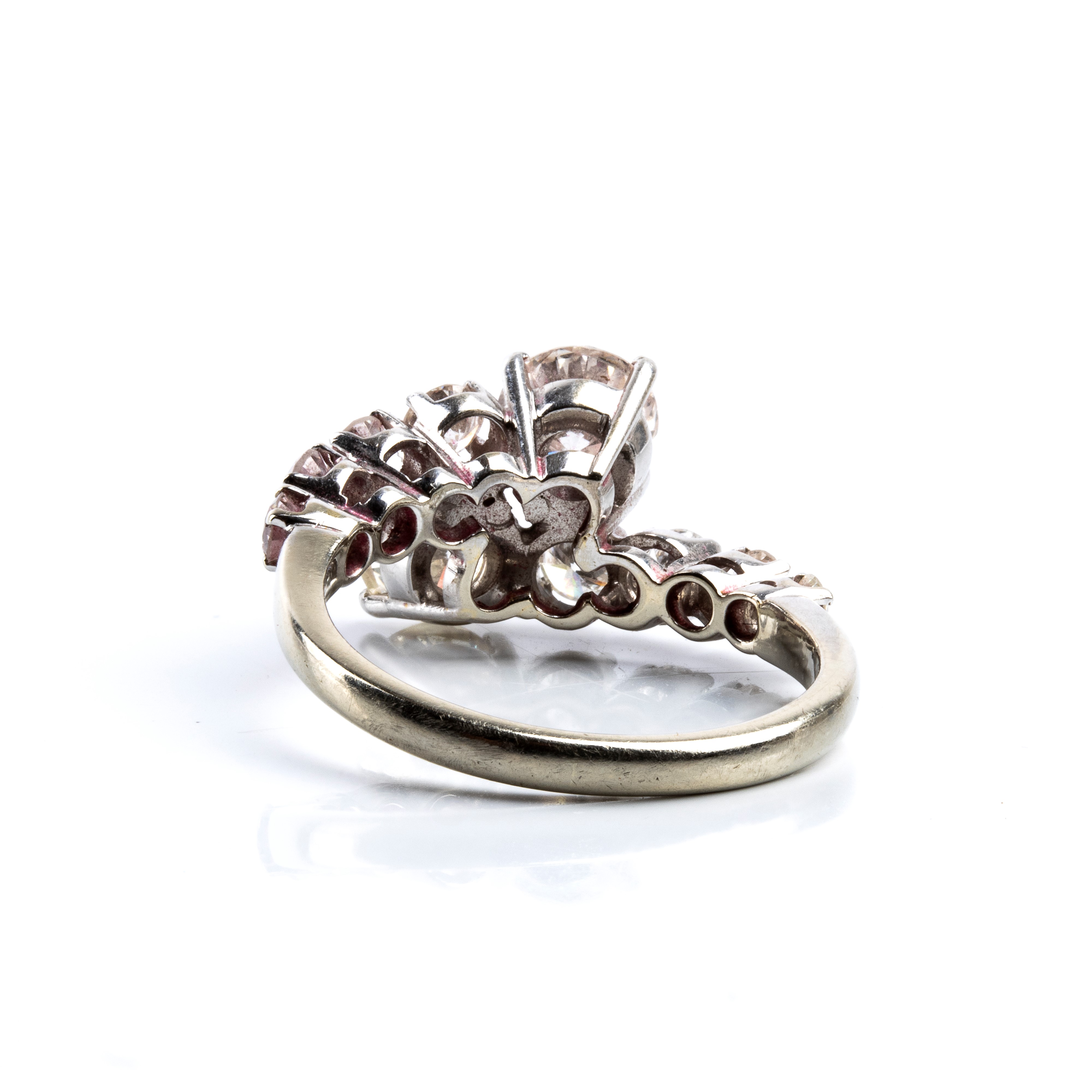 Anello in oro bianco con motivo contrarietré e diamanti, 18K circa