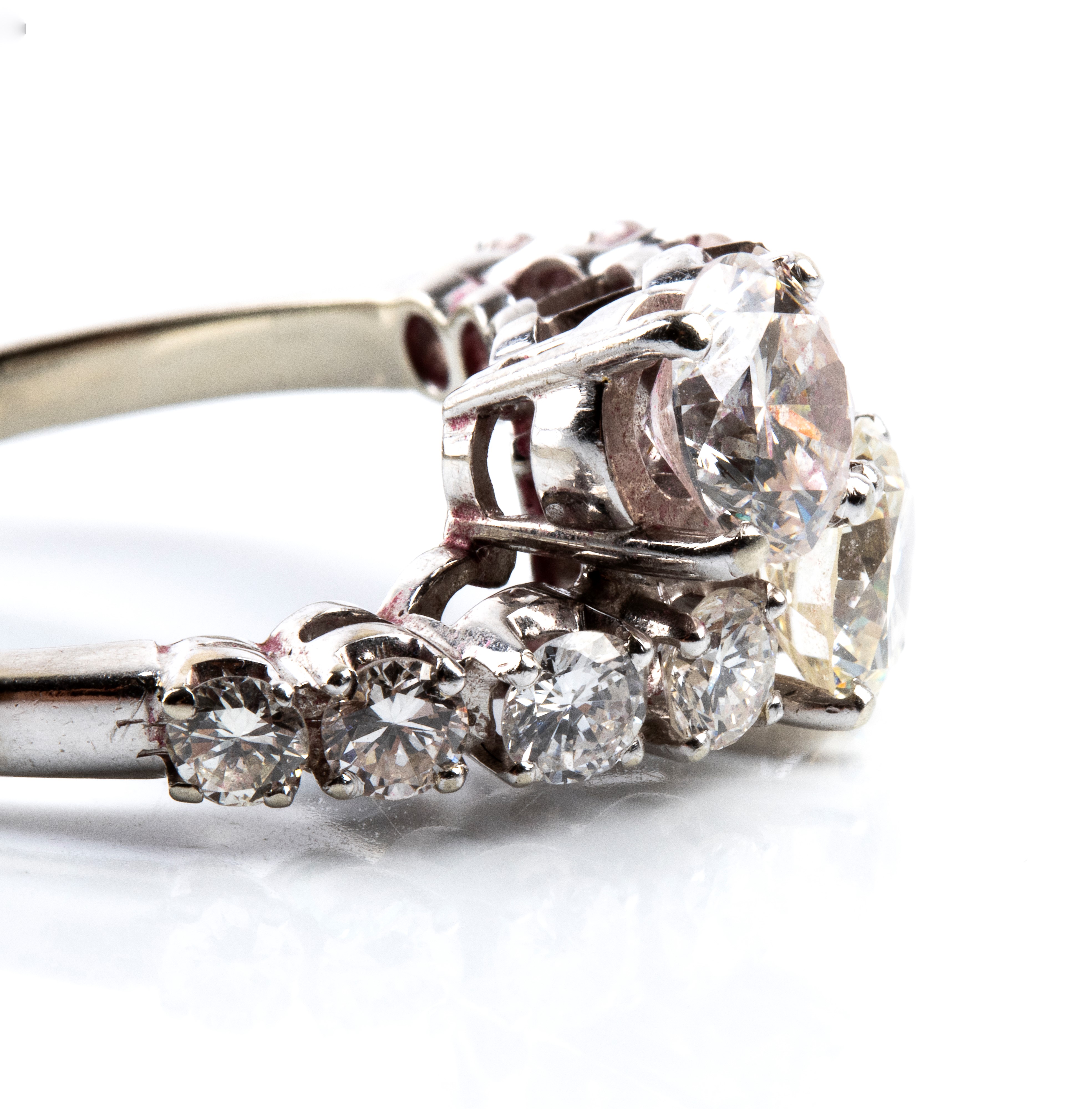 Anello in oro bianco con motivo contrarietré e diamanti, 18K circa