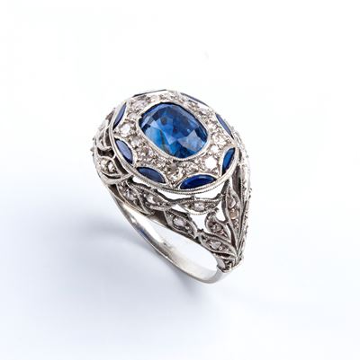 Anello in platino con zaffiro ovale e diamanti, anni '20