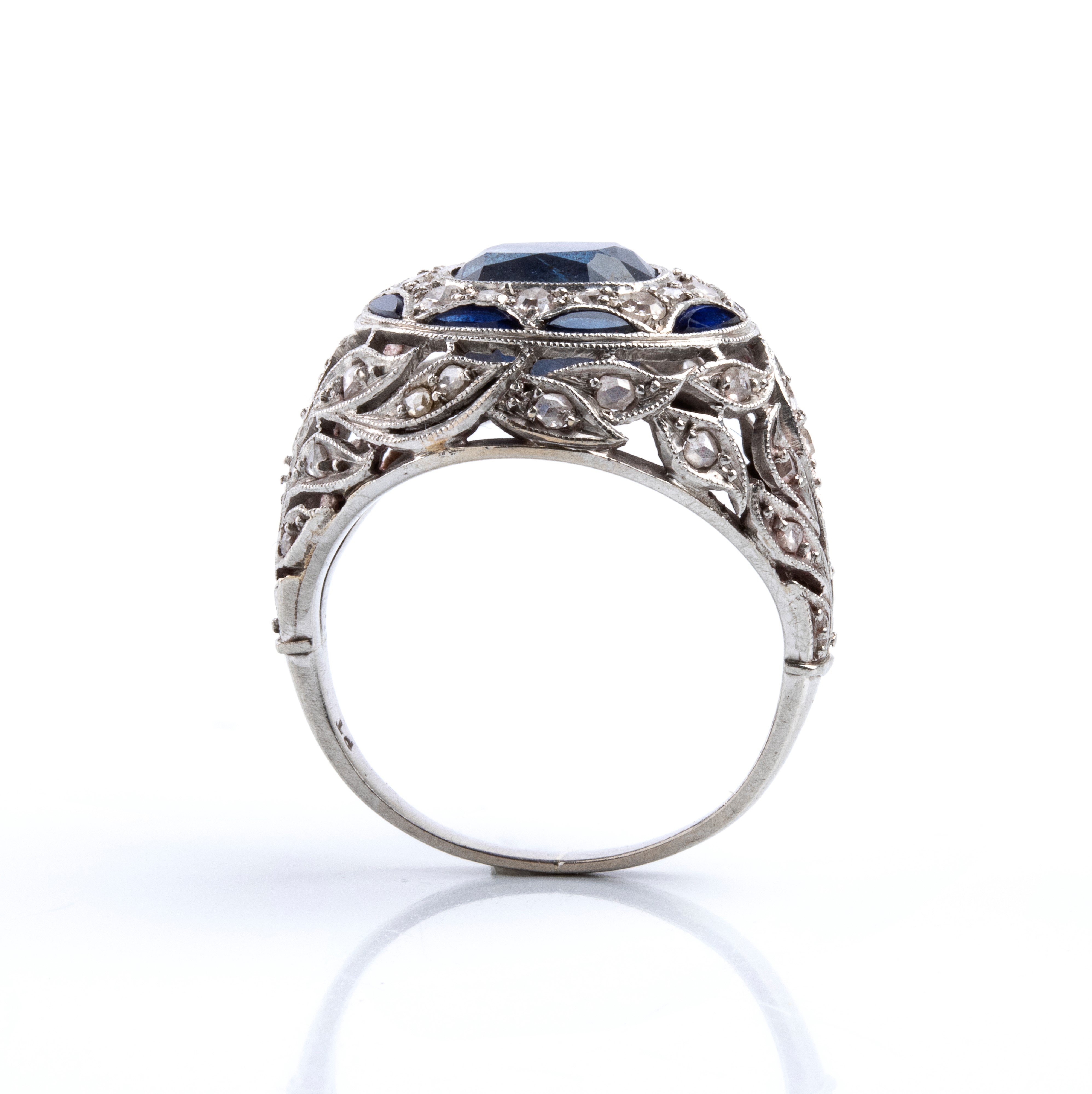 Anello in platino con zaffiro ovale e diamanti, anni '20