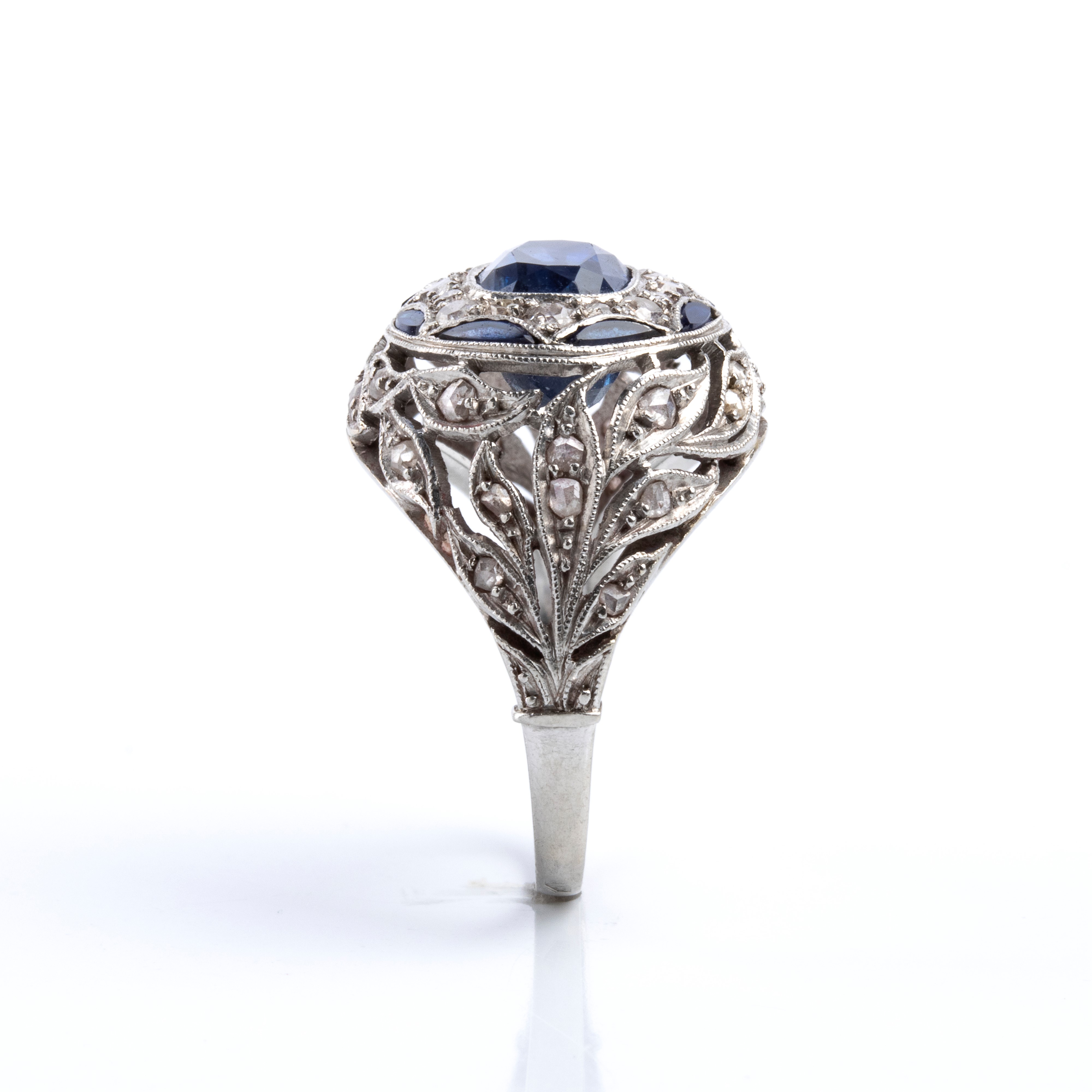 Anello in platino con zaffiro ovale e diamanti, anni '20