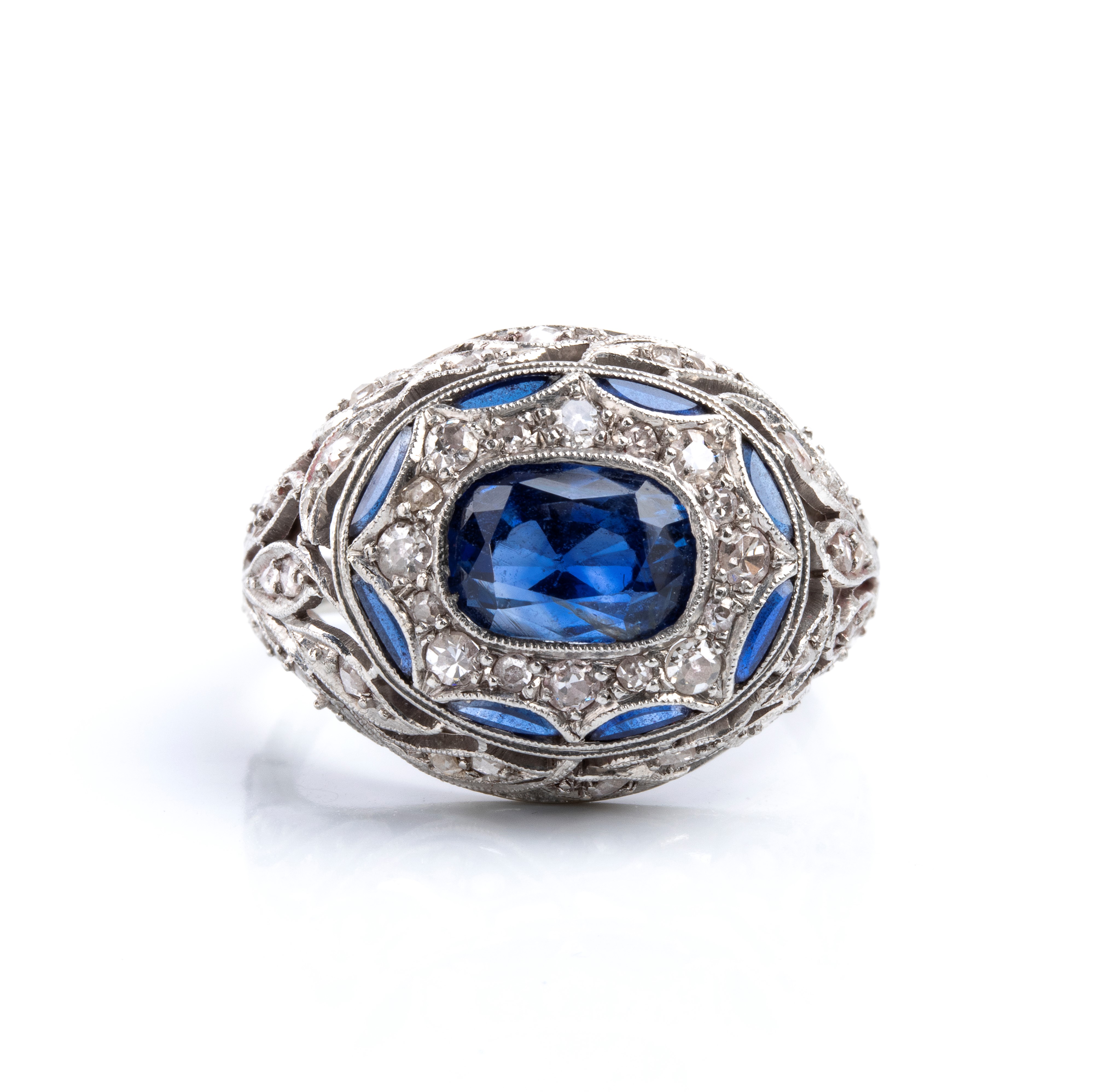 Anello in platino con zaffiro ovale e diamanti, anni '20