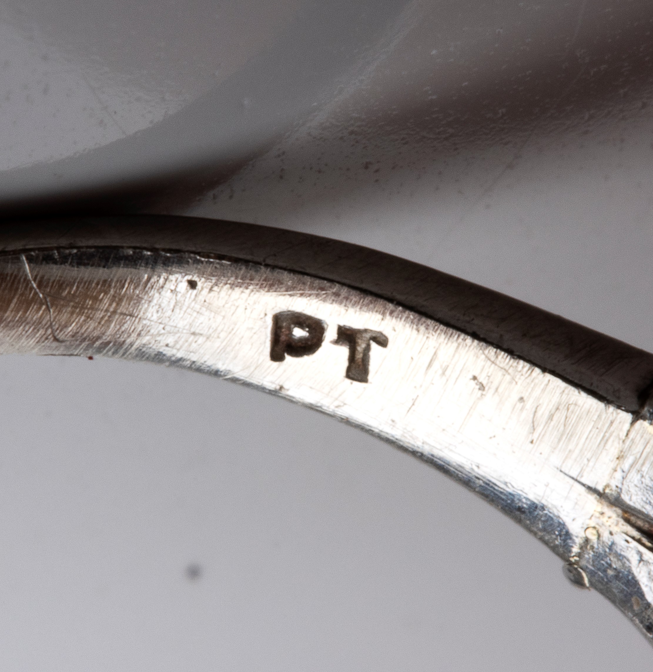 Anello in platino con zaffiro ovale e diamanti, anni '20