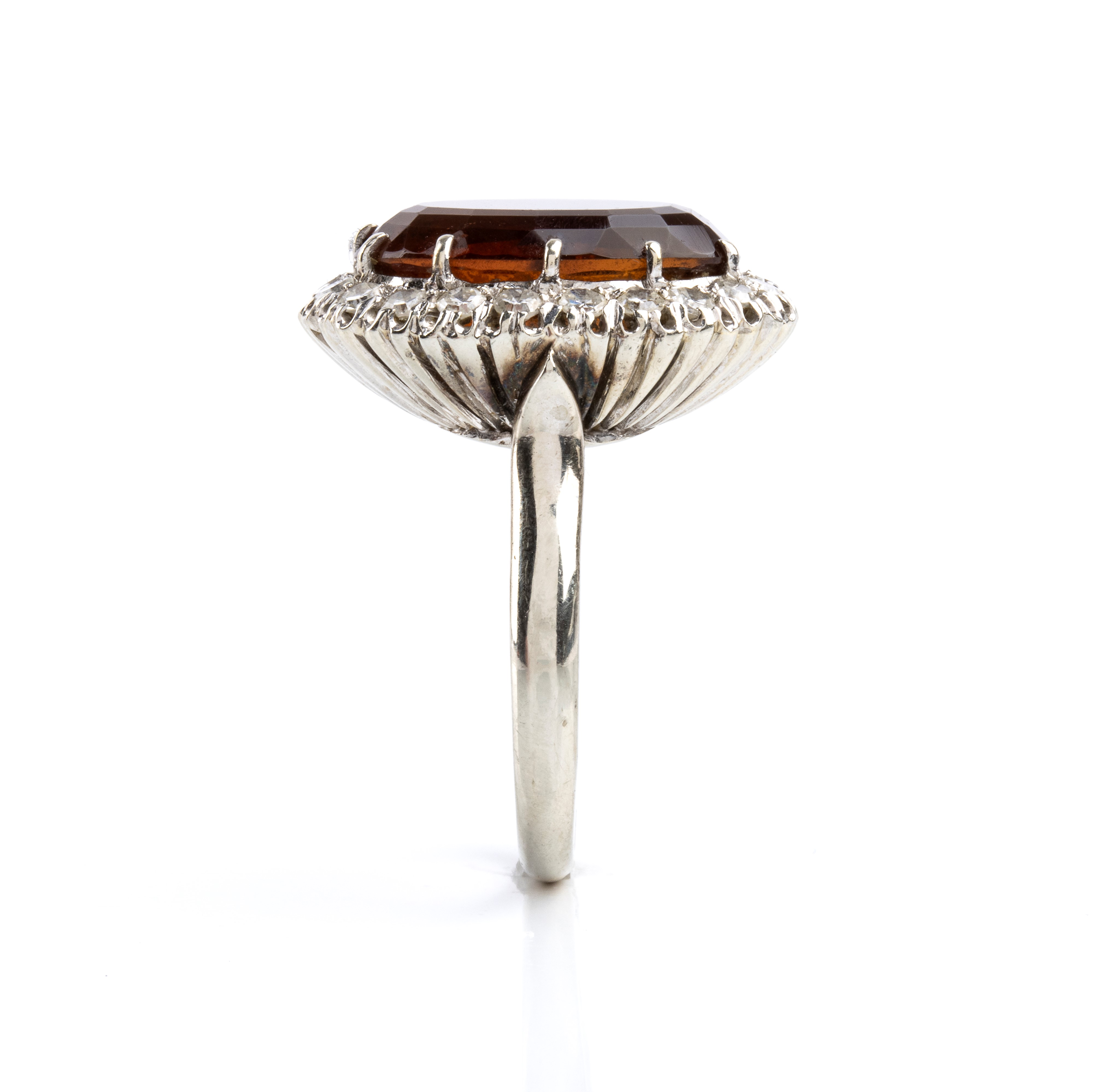 Anello in oro bianco con quarzo citrino e diamanti