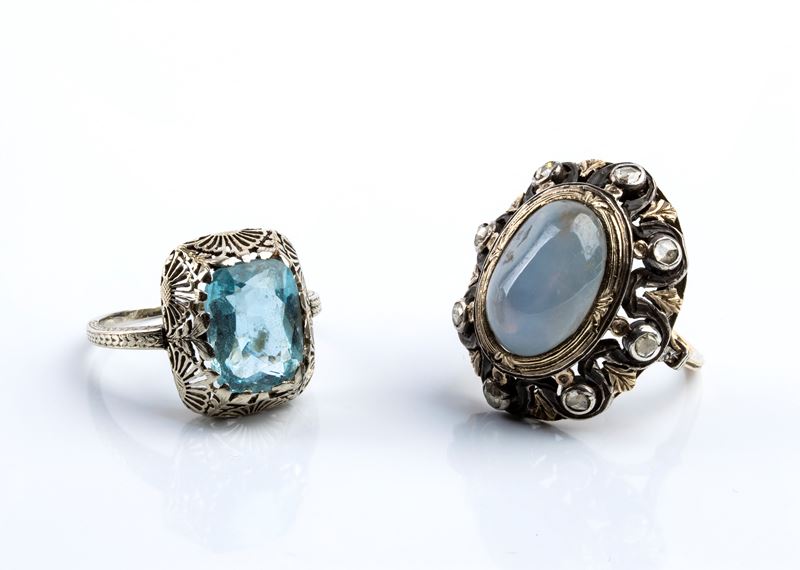 Due anelli in oro e argento con zaffiro e diamanti, e in platino con acquamarina