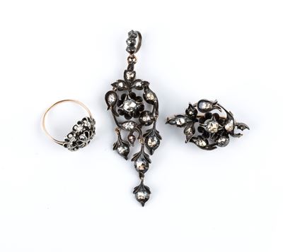 Fine XIX secolo, Demi-parure in oro e argento con diamanti a taglio a rosa (spilla, anello e pend...