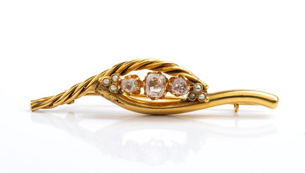 Yellow gold bar brooch with diamonds and freshwater pearls