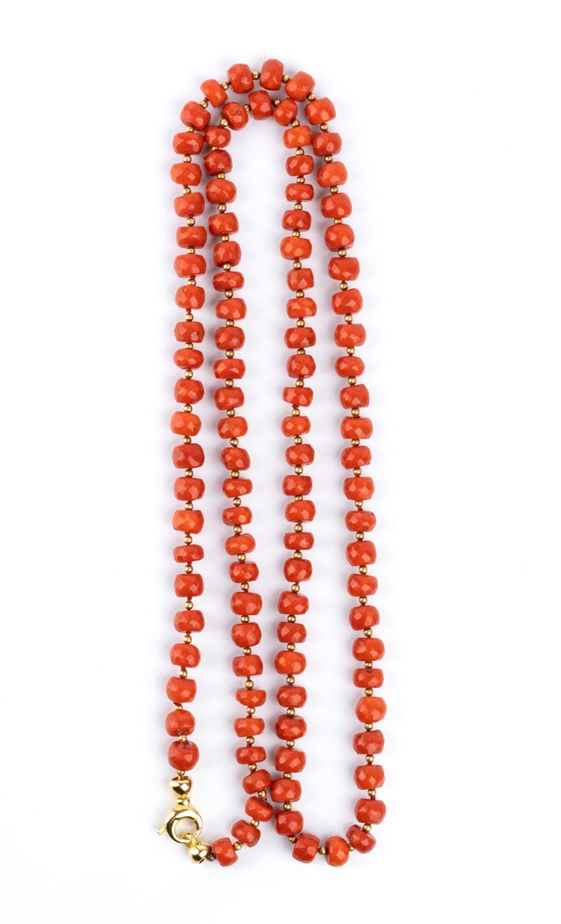 Lunga collana in corallo mediterraneo e argento dorato, collana a un filo con rondelle sfaccettat...