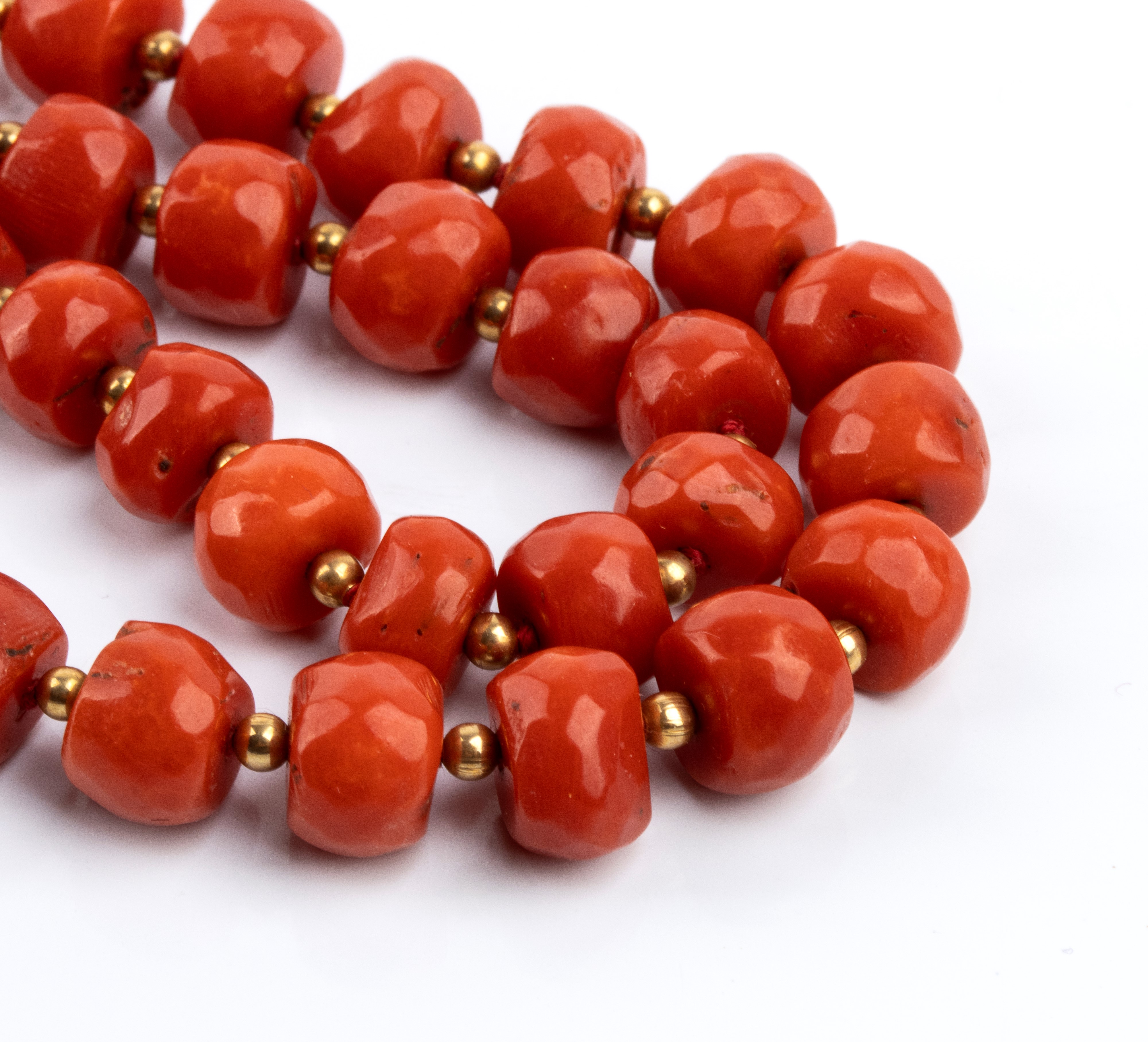 Lunga collana in corallo mediterraneo e argento dorato, collana a un filo con rondelle sfaccettat...
