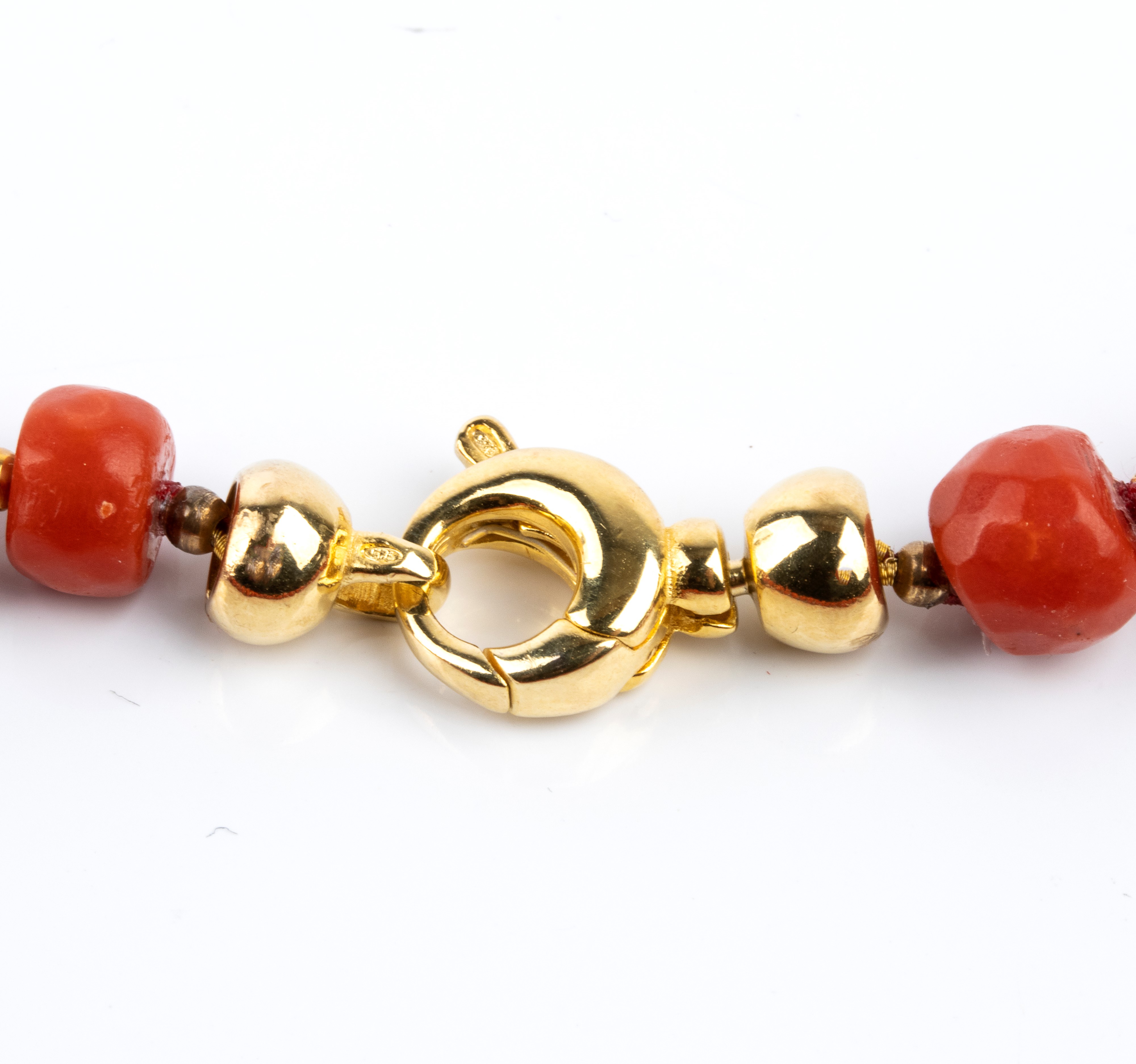 Lunga collana in corallo mediterraneo e argento dorato, collana a un filo con rondelle sfaccettat...