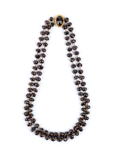 Collana a due fili in oro giallo con granati sfaccettati