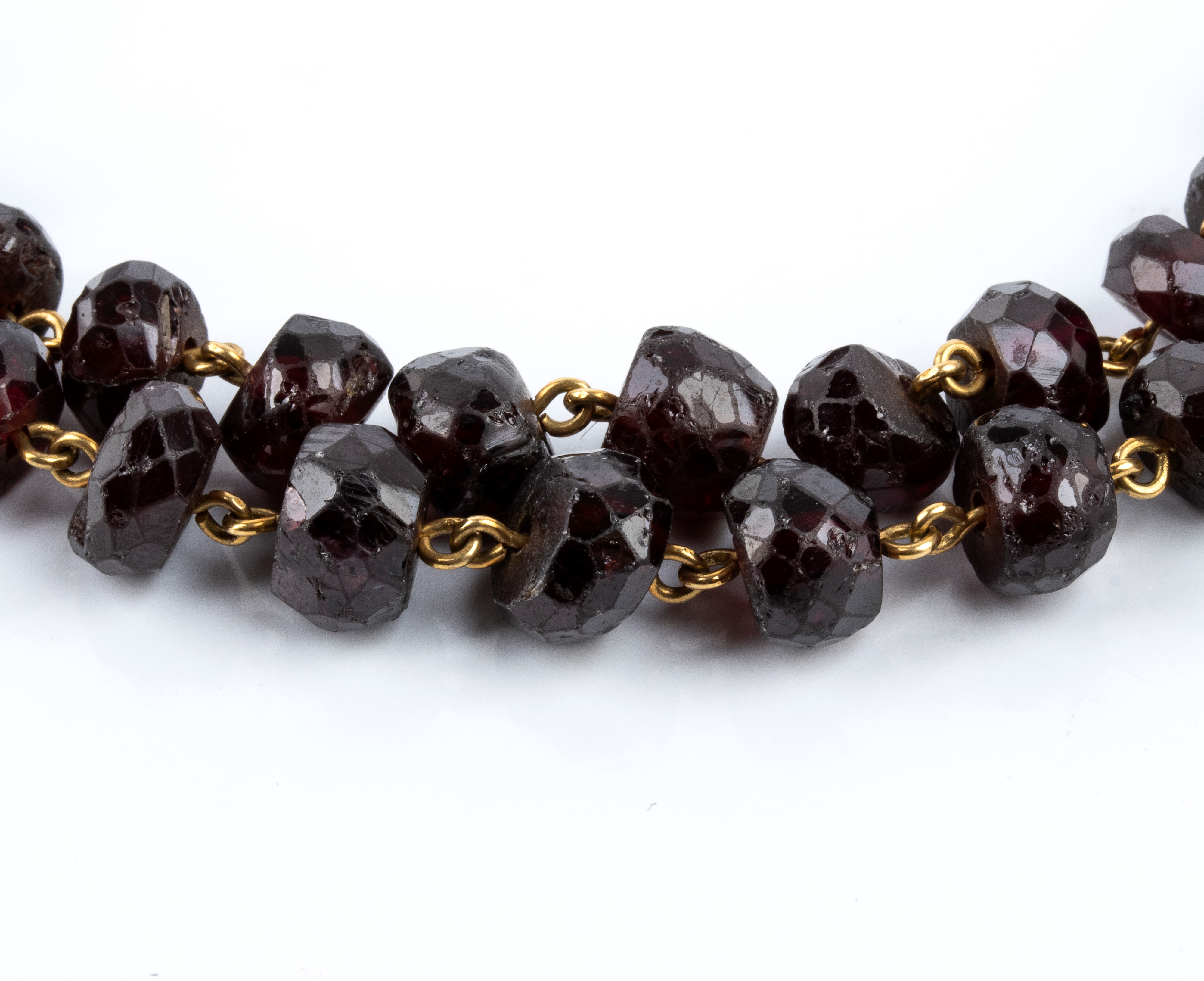 Collana a due fili in oro giallo con granati sfaccettati