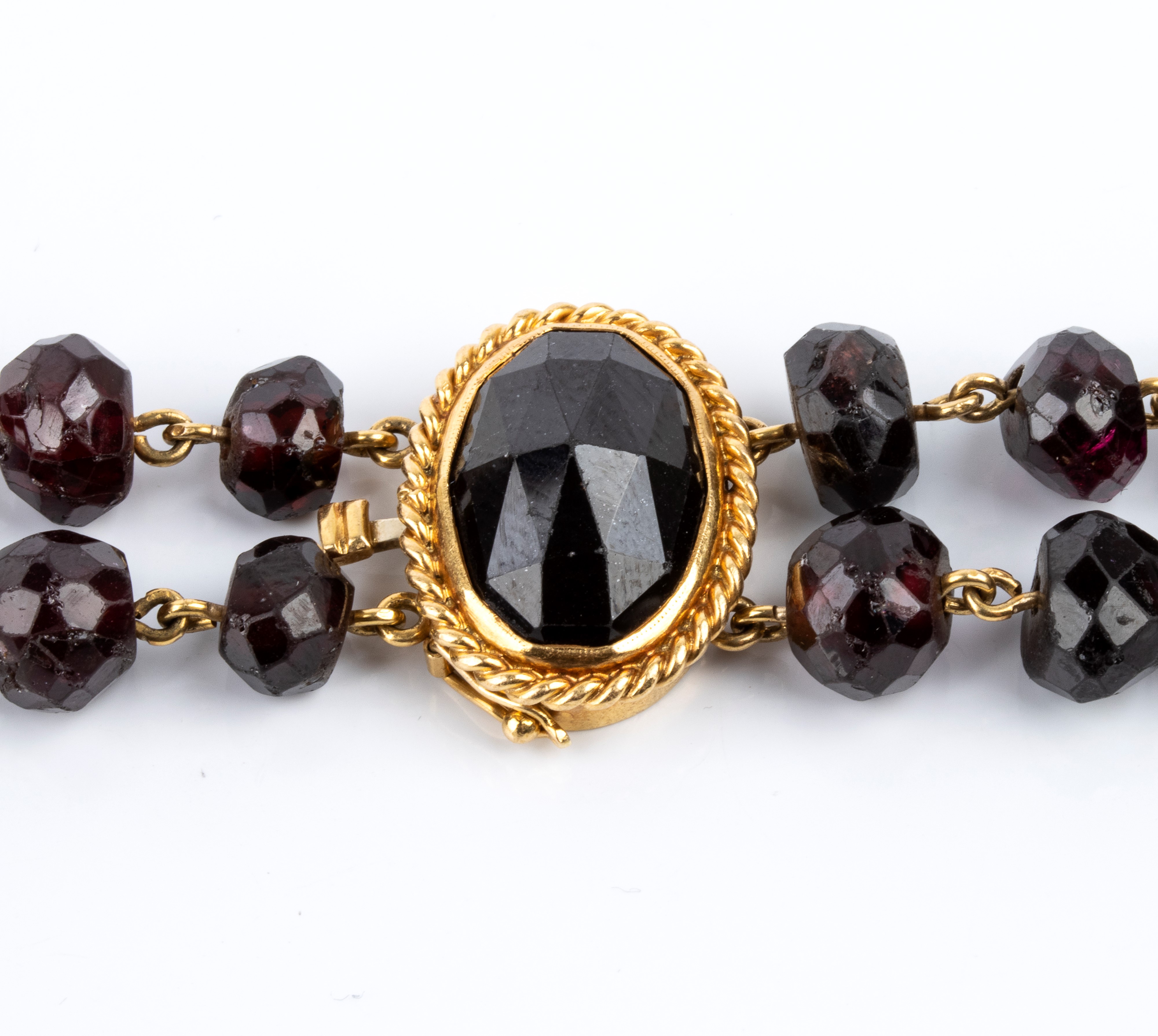 Collana a due fili in oro giallo con granati sfaccettati
