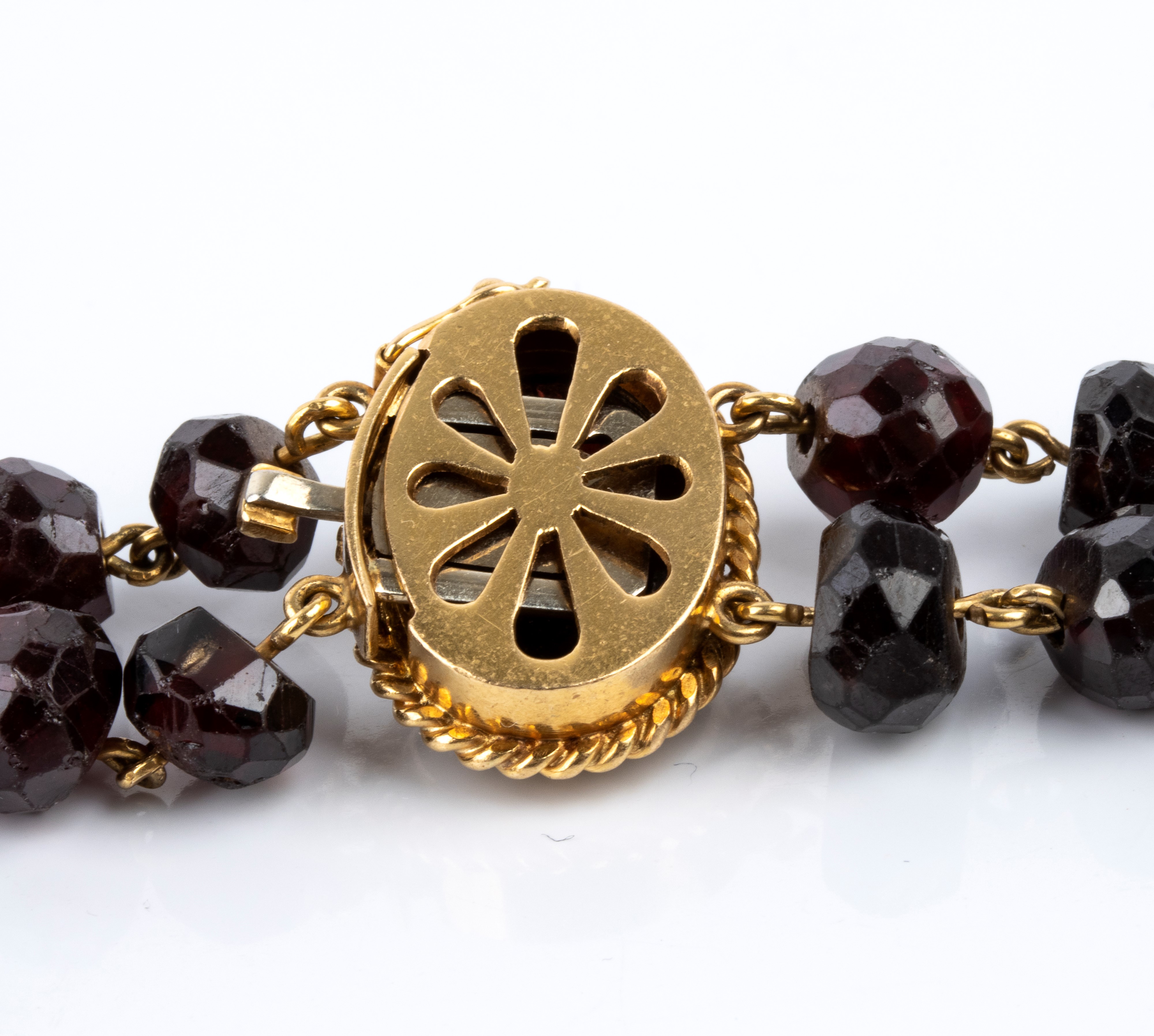 Collana a due fili in oro giallo con granati sfaccettati