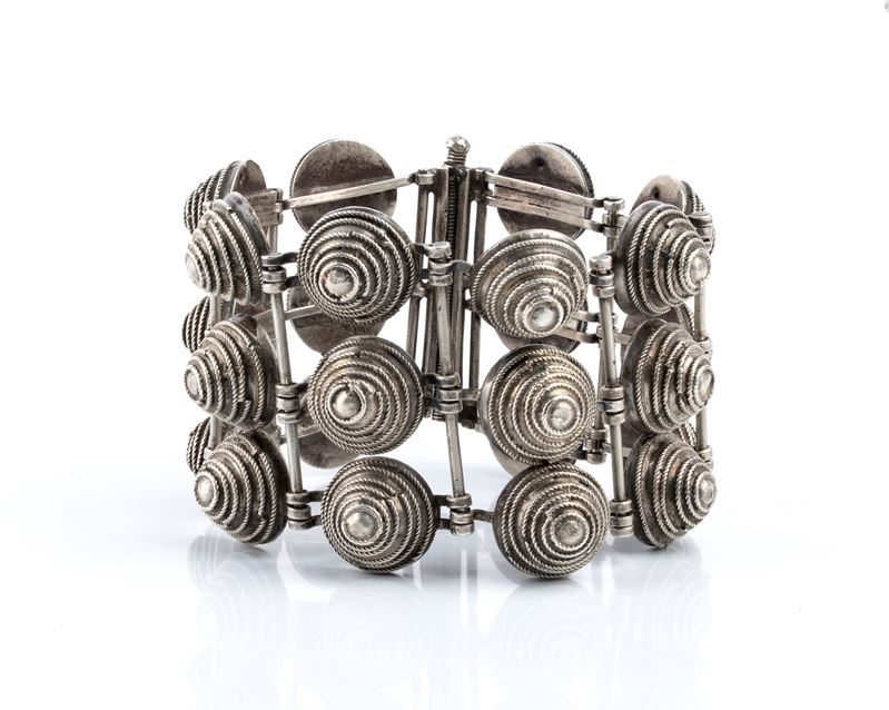 Bracciale etnico berbero in argento, fascia articolata con motivi geometrici in rilievo