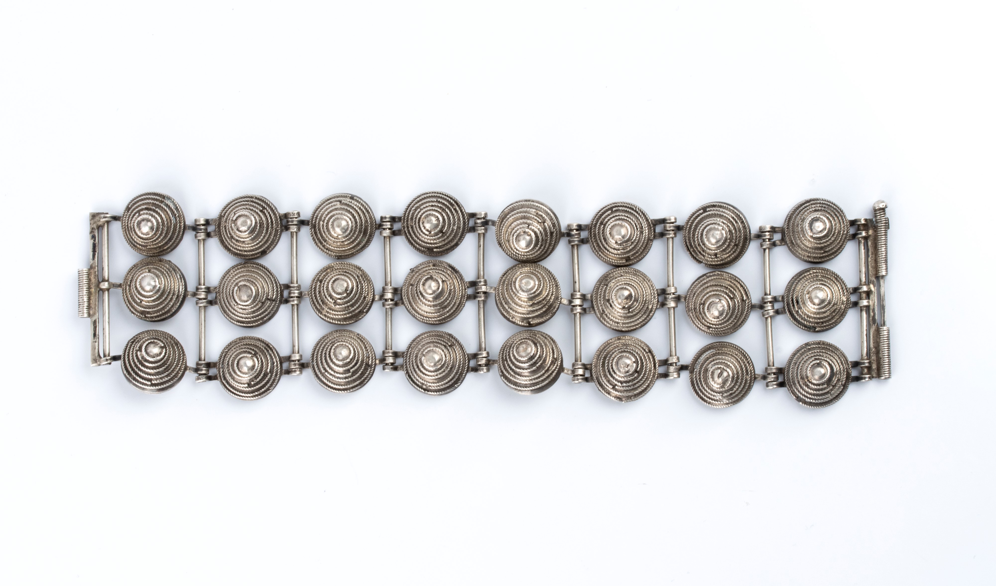 Bracciale etnico berbero in argento, fascia articolata con motivi geometrici in rilievo