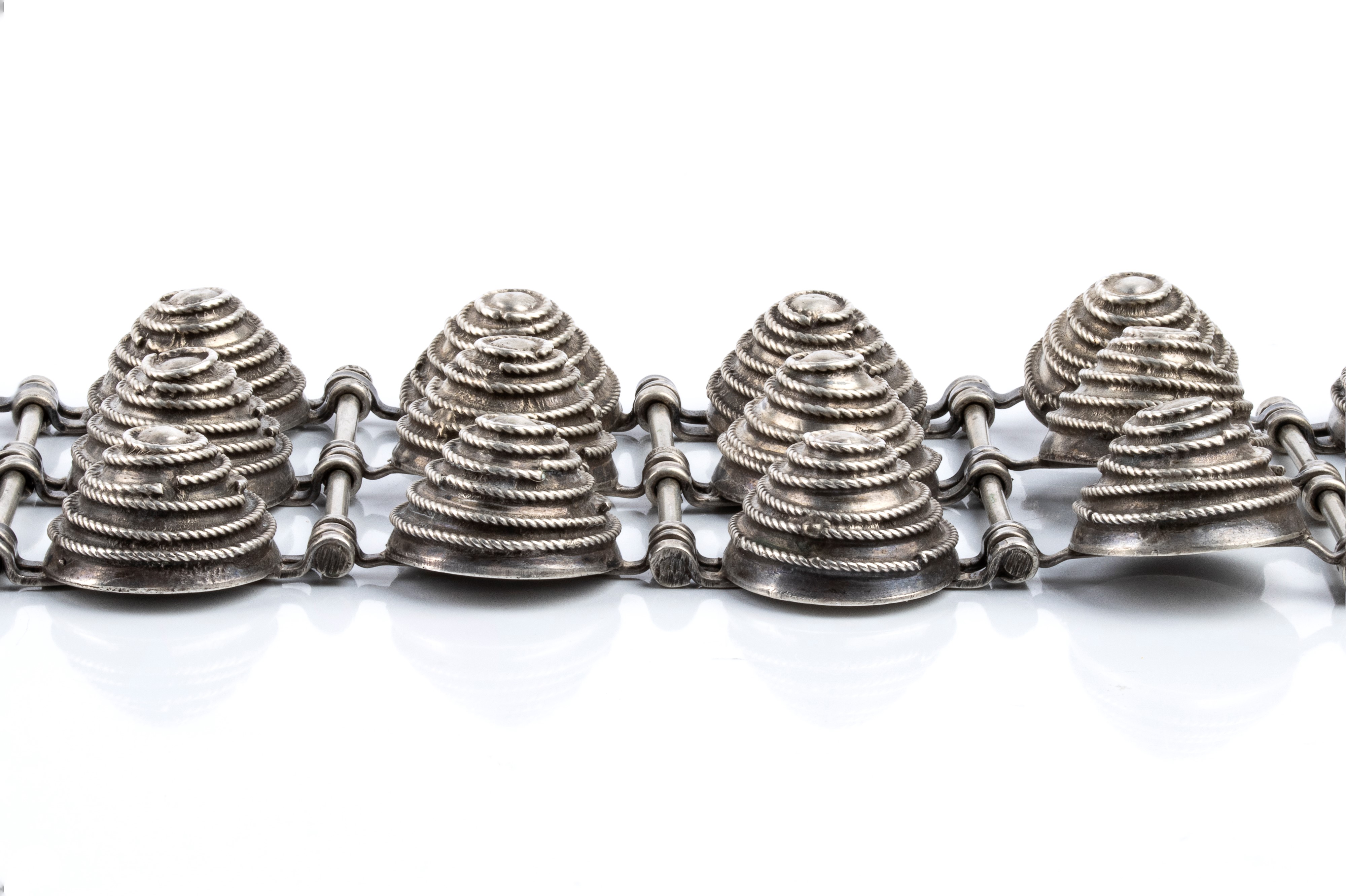 Bracciale etnico berbero in argento, fascia articolata con motivi geometrici in rilievo
