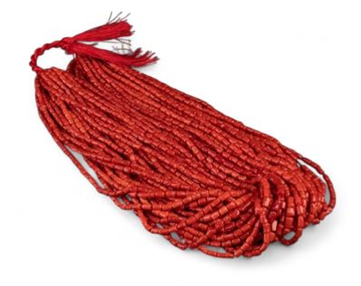 37 fili di corallo rosso del Mediterraneo (Corallum rubrum), cilindretti irregolari disposti in g...