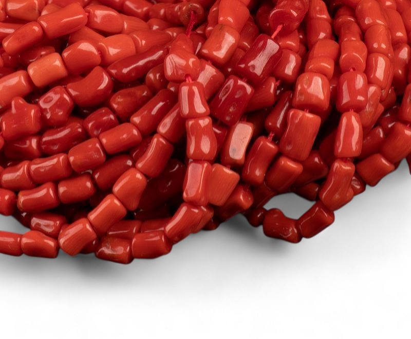 Corallo rosso del Mediterraneo (Corallum rubrum), 37 fili di cilindretti irregolari in gradazione