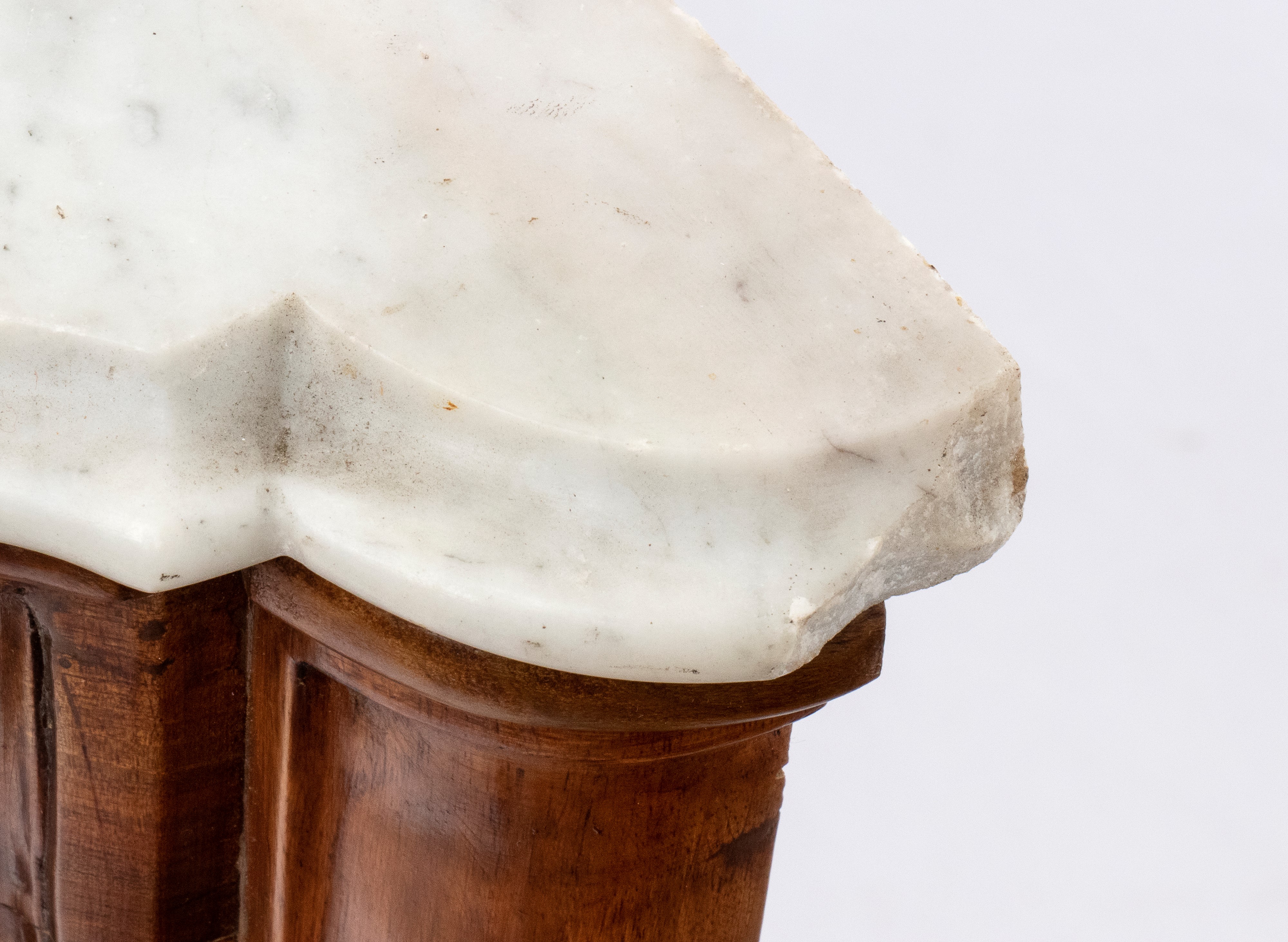 Console genovese, metà XIX secolo, in legno di noce e marmo bianco