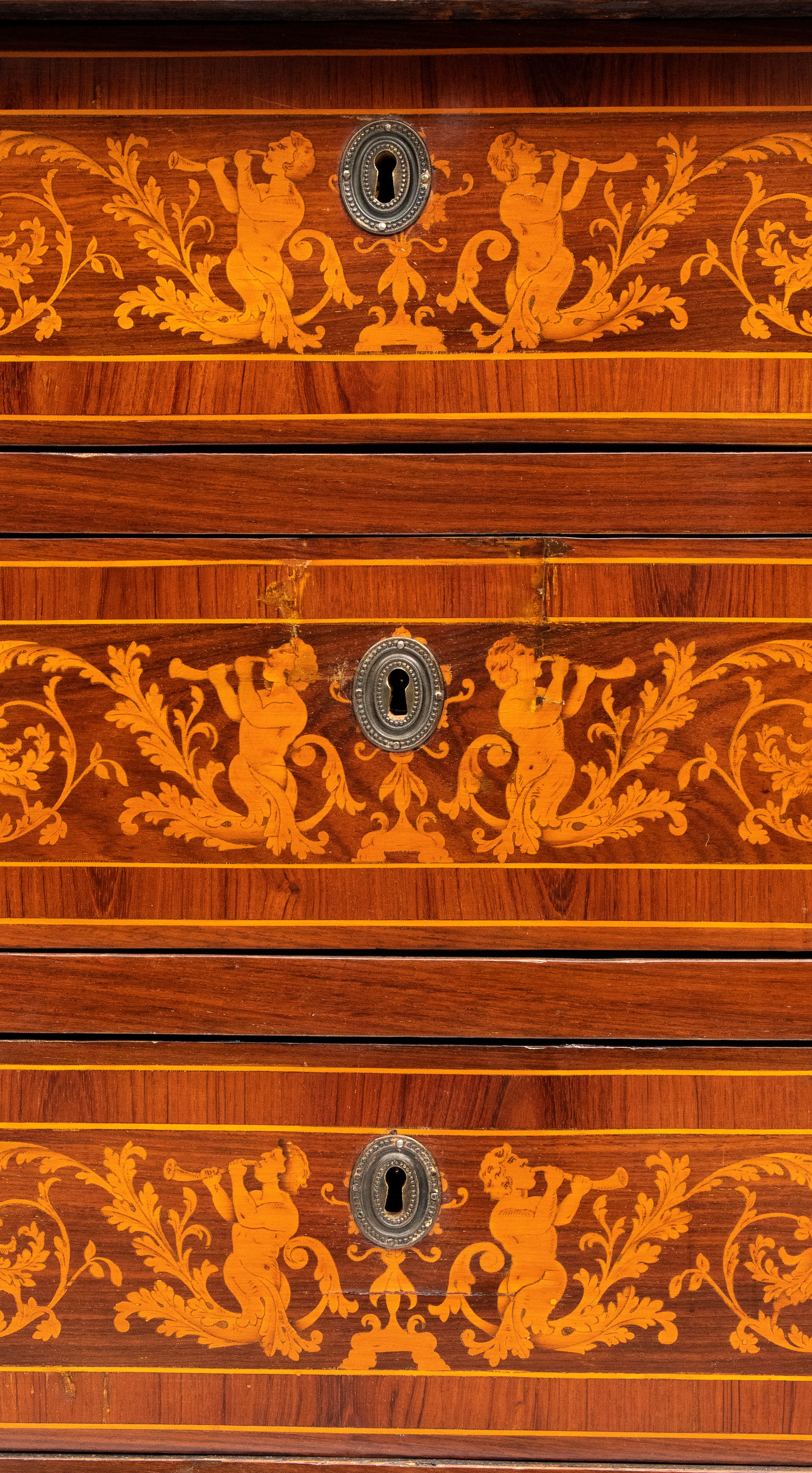 Comò lombardo, intarsiato in legno di noce e decorazioni in ebano viola, Primo quarto del XIX sec...