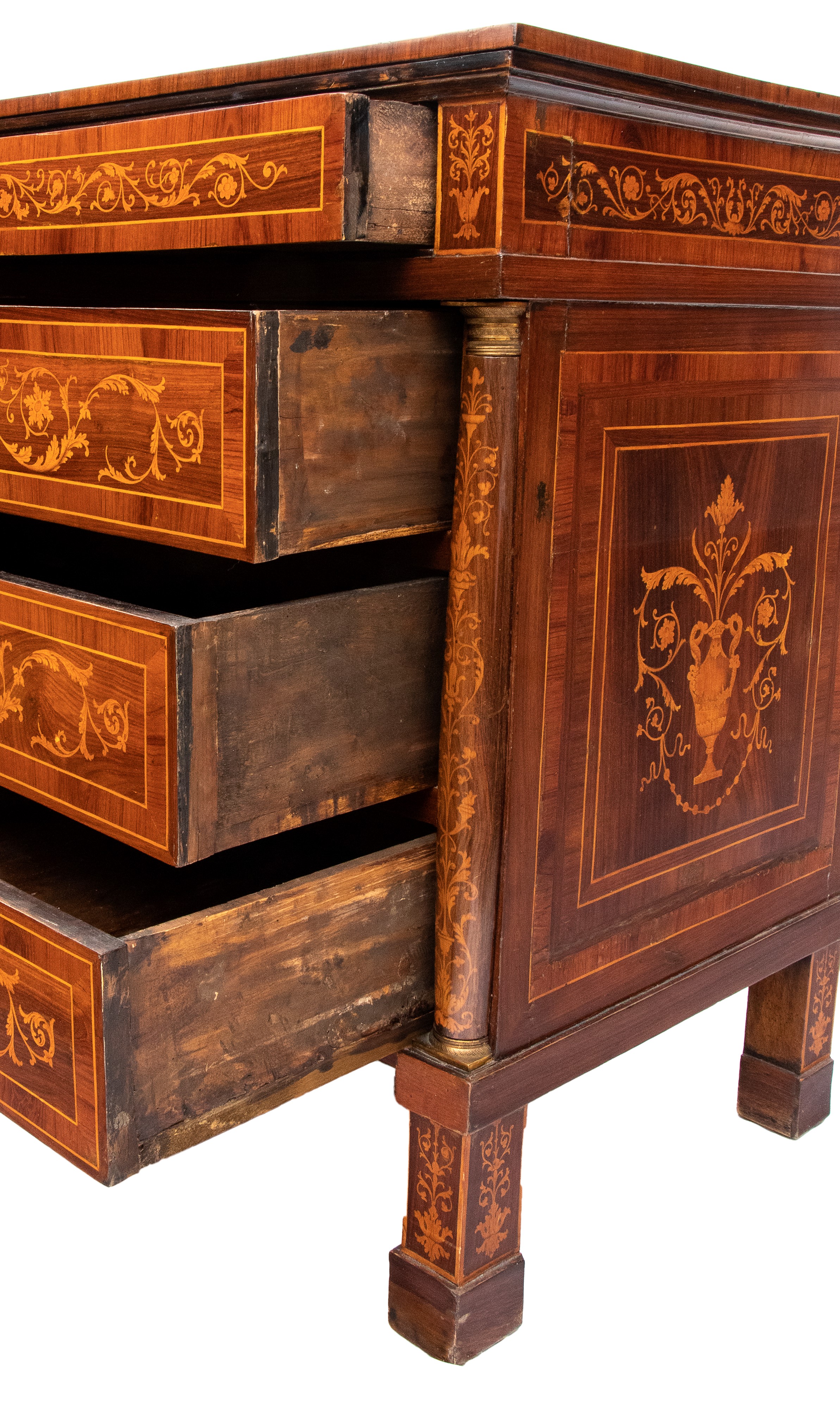 Comò lombardo, intarsiato in legno di noce e decorazioni in ebano viola, Primo quarto del XIX sec...