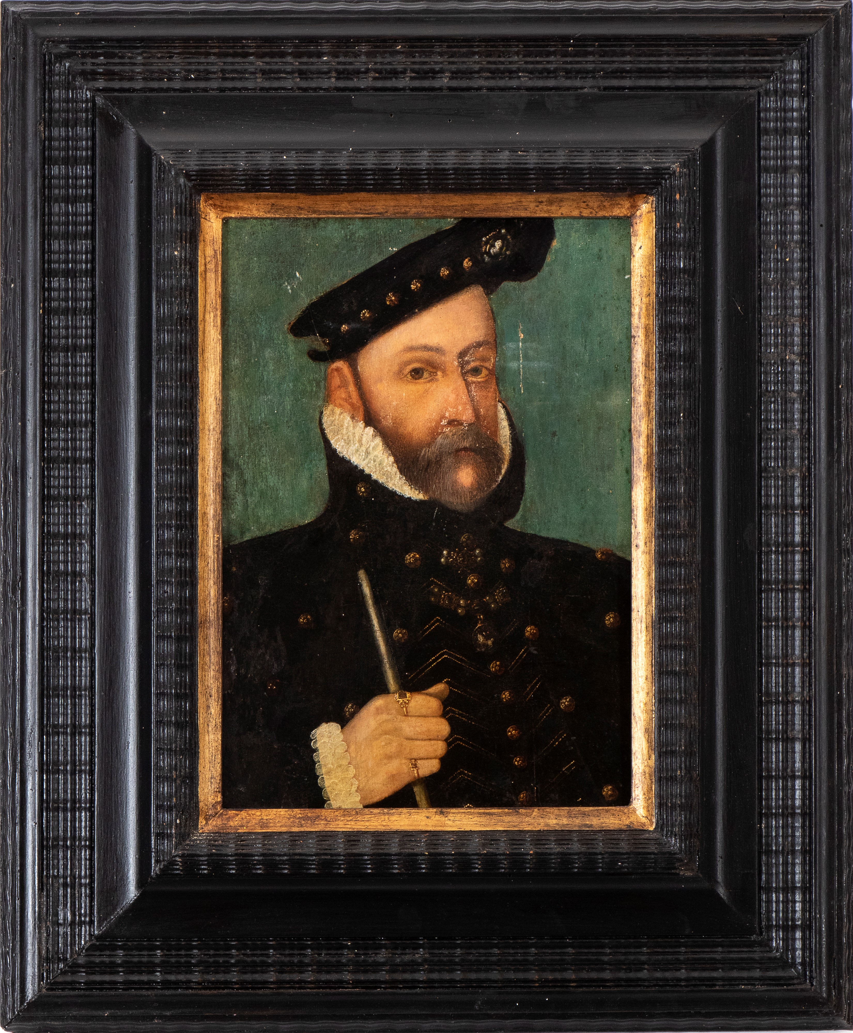 Artista Francese, XVI Secolo - Ritratto di nobile con scettro, berretto ed anelli, olio su tavola
